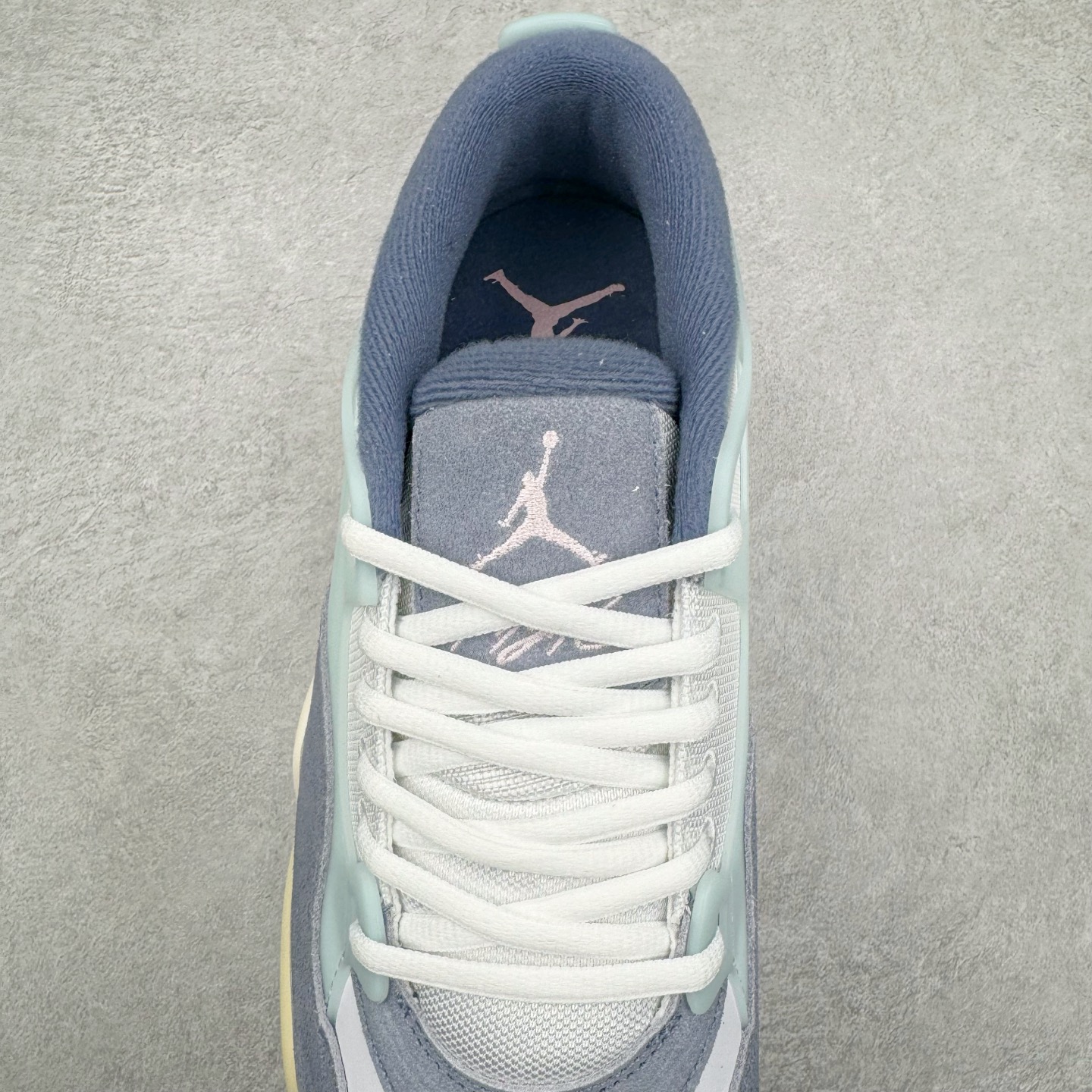 图片[5]-＃KZ纯原 Air Jordan AJ4 RM 重制版低帮复古篮球鞋 灰蓝 FQ7939-101 亲自操刀耗时半年巨作 全套原纸板楦头开发 确保原汁原味 完美呈现版型 一比一鞋头弧度高度鞋身弧度 原厂TPU 正确内里网布 菱角分明不变形无多余毛边 柔软性质感一致于原鞋 原厂织唛标 原厂飞人电绣工艺 尾指中部跳三针 独家绑鞋带手法 印刷中底布 四线拉帮 米色美纹纸贴合固定 进口港宝加持 后跟自然饱满 全鞋荧光划线卡点 追求极致完美 每一双都是工艺品 多重QC质检 超越公司货的品控标准 实实在在的免检产品 采用了低帮的设计 并保留了众多AJ4的经典元素 鞋身以皮革、麂皮材质拼接打造 AJ4经典的TPU材质延伸至后跟 增强鞋款稳定性 而鞋身侧面的网格设计则被取消 尾部的NIKE AIR标志也得到保留 并同时带有飞人logo 中底部分同样搭载了可视AIR气垫 鞋底采用米白色中底和外底呈现 为整个设计收尾 尺码：36 36.5 37.5 38 38.5 39 40 40.5 41 42 42.5 43 44 44.5 45 46 47.5-选品中心