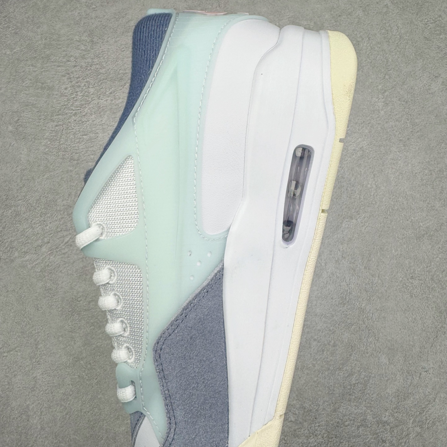 图片[7]-＃KZ纯原 Air Jordan AJ4 RM 重制版低帮复古篮球鞋 灰蓝 FQ7939-101 亲自操刀耗时半年巨作 全套原纸板楦头开发 确保原汁原味 完美呈现版型 一比一鞋头弧度高度鞋身弧度 原厂TPU 正确内里网布 菱角分明不变形无多余毛边 柔软性质感一致于原鞋 原厂织唛标 原厂飞人电绣工艺 尾指中部跳三针 独家绑鞋带手法 印刷中底布 四线拉帮 米色美纹纸贴合固定 进口港宝加持 后跟自然饱满 全鞋荧光划线卡点 追求极致完美 每一双都是工艺品 多重QC质检 超越公司货的品控标准 实实在在的免检产品 采用了低帮的设计 并保留了众多AJ4的经典元素 鞋身以皮革、麂皮材质拼接打造 AJ4经典的TPU材质延伸至后跟 增强鞋款稳定性 而鞋身侧面的网格设计则被取消 尾部的NIKE AIR标志也得到保留 并同时带有飞人logo 中底部分同样搭载了可视AIR气垫 鞋底采用米白色中底和外底呈现 为整个设计收尾 尺码：36 36.5 37.5 38 38.5 39 40 40.5 41 42 42.5 43 44 44.5 45 46 47.5-选品中心