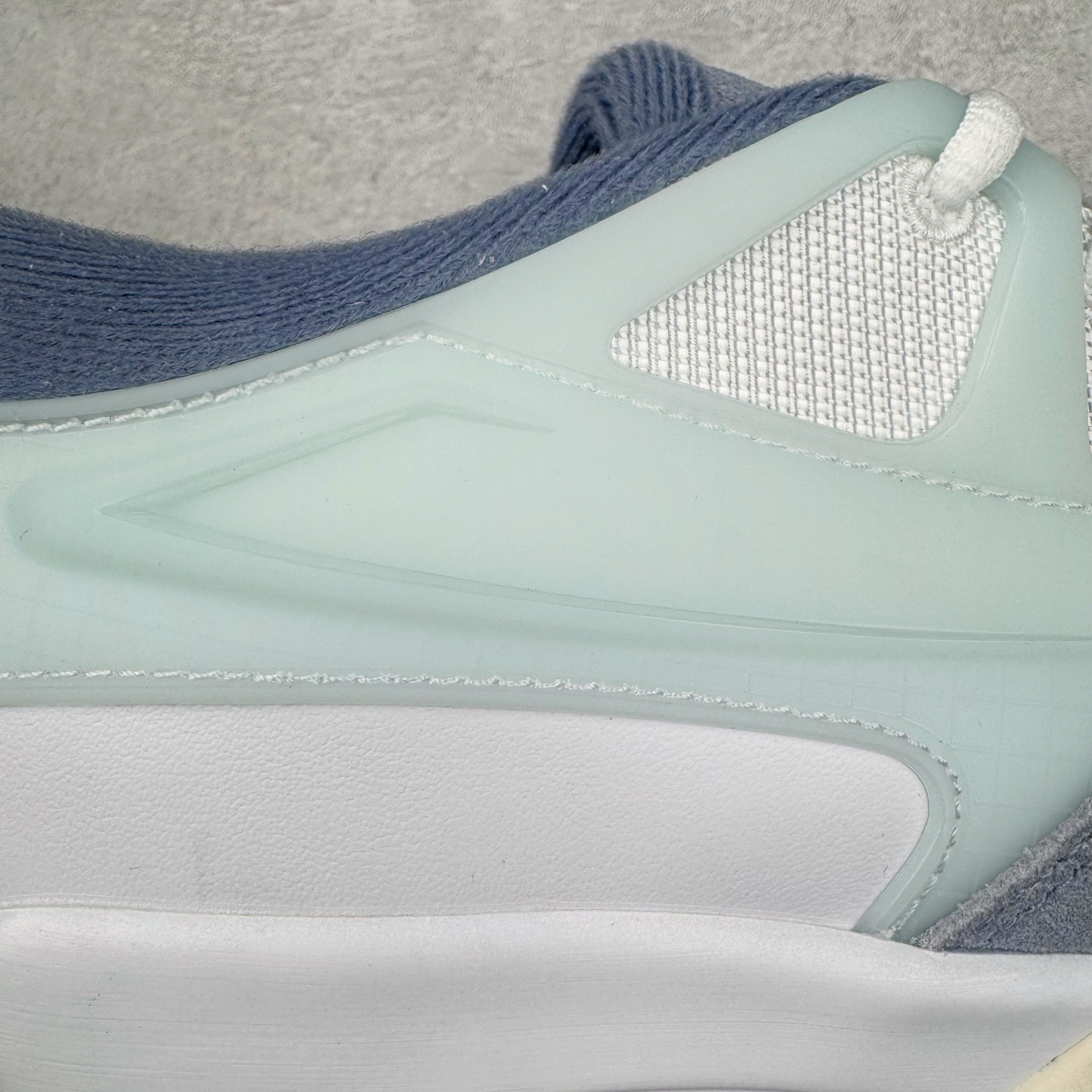 图片[19]-＃KZ纯原 Air Jordan AJ4 RM 重制版低帮复古篮球鞋 灰蓝 FQ7939-101 亲自操刀耗时半年巨作 全套原纸板楦头开发 确保原汁原味 完美呈现版型 一比一鞋头弧度高度鞋身弧度 原厂TPU 正确内里网布 菱角分明不变形无多余毛边 柔软性质感一致于原鞋 原厂织唛标 原厂飞人电绣工艺 尾指中部跳三针 独家绑鞋带手法 印刷中底布 四线拉帮 米色美纹纸贴合固定 进口港宝加持 后跟自然饱满 全鞋荧光划线卡点 追求极致完美 每一双都是工艺品 多重QC质检 超越公司货的品控标准 实实在在的免检产品 采用了低帮的设计 并保留了众多AJ4的经典元素 鞋身以皮革、麂皮材质拼接打造 AJ4经典的TPU材质延伸至后跟 增强鞋款稳定性 而鞋身侧面的网格设计则被取消 尾部的NIKE AIR标志也得到保留 并同时带有飞人logo 中底部分同样搭载了可视AIR气垫 鞋底采用米白色中底和外底呈现 为整个设计收尾 尺码：36 36.5 37.5 38 38.5 39 40 40.5 41 42 42.5 43 44 44.5 45 46 47.5-选品中心