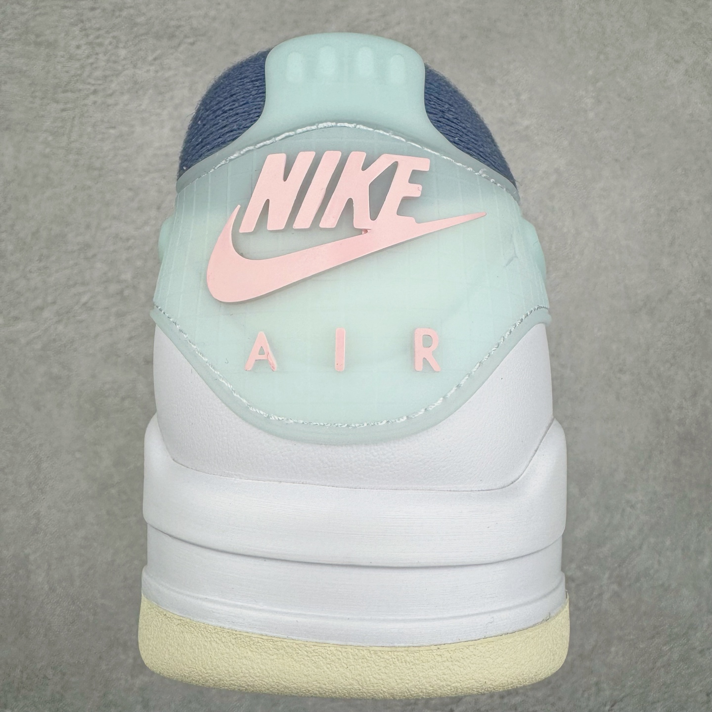 图片[8]-＃KZ纯原 Air Jordan AJ4 RM 重制版低帮复古篮球鞋 灰蓝 FQ7939-101 亲自操刀耗时半年巨作 全套原纸板楦头开发 确保原汁原味 完美呈现版型 一比一鞋头弧度高度鞋身弧度 原厂TPU 正确内里网布 菱角分明不变形无多余毛边 柔软性质感一致于原鞋 原厂织唛标 原厂飞人电绣工艺 尾指中部跳三针 独家绑鞋带手法 印刷中底布 四线拉帮 米色美纹纸贴合固定 进口港宝加持 后跟自然饱满 全鞋荧光划线卡点 追求极致完美 每一双都是工艺品 多重QC质检 超越公司货的品控标准 实实在在的免检产品 采用了低帮的设计 并保留了众多AJ4的经典元素 鞋身以皮革、麂皮材质拼接打造 AJ4经典的TPU材质延伸至后跟 增强鞋款稳定性 而鞋身侧面的网格设计则被取消 尾部的NIKE AIR标志也得到保留 并同时带有飞人logo 中底部分同样搭载了可视AIR气垫 鞋底采用米白色中底和外底呈现 为整个设计收尾 尺码：36 36.5 37.5 38 38.5 39 40 40.5 41 42 42.5 43 44 44.5 45 46 47.5-选品中心