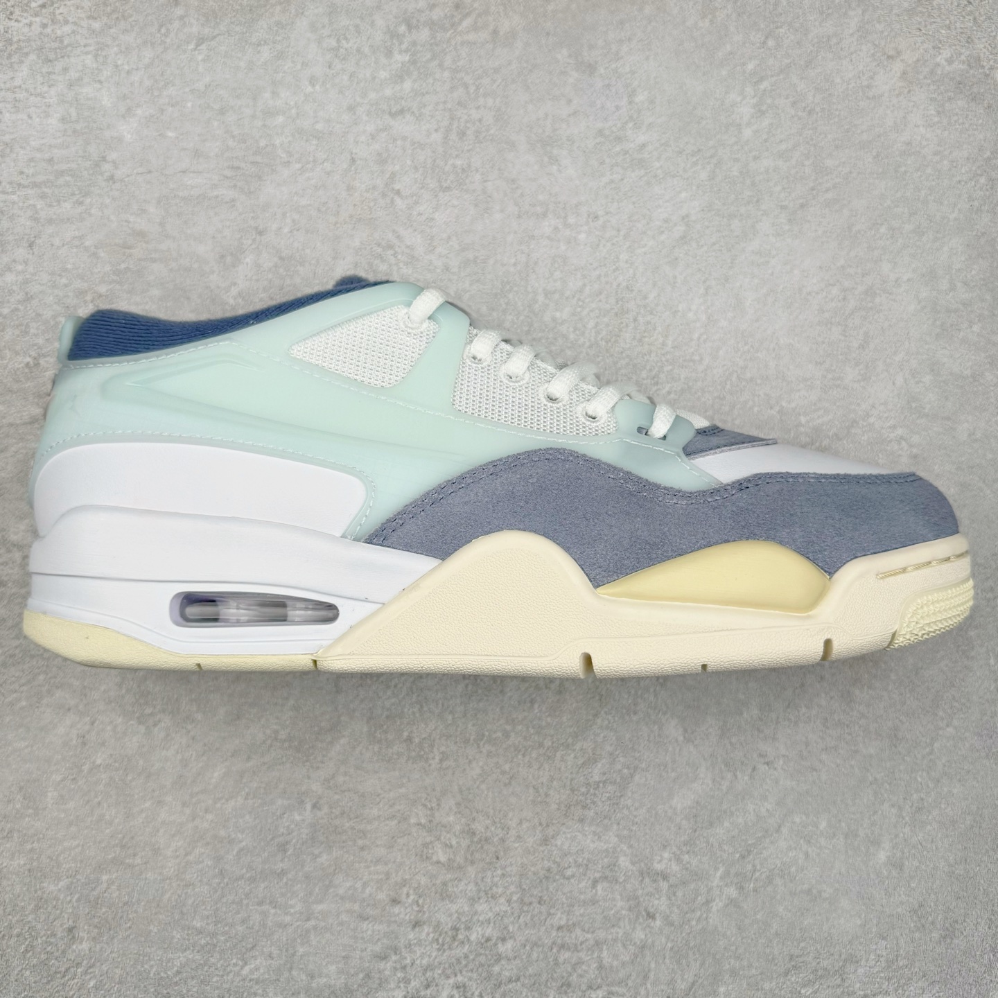 ＃KZ纯原 Air Jordan AJ4 RM 重制版低帮复古篮球鞋 灰蓝 FQ7939-101 亲自操刀耗时半年巨作 全套原纸板楦头开发 确保原汁原味 完美呈现版型 一比一鞋头弧度高度鞋身弧度 原厂TPU 正确内里网布 菱角分明不变形无多余毛边 柔软性质感一致于原鞋 原厂织唛标 原厂飞人电绣工艺 尾指中部跳三针 独家绑鞋带手法 印刷中底布 四线拉帮 米色美纹纸贴合固定 进口港宝加持 后跟自然饱满 全鞋荧光划线卡点 追求极致完美 每一双都是工艺品 多重QC质检 超越公司货的品控标准 实实在在的免检产品 采用了低帮的设计 并保留了众多AJ4的经典元素 鞋身以皮革、麂皮材质拼接打造 AJ4经典的TPU材质延伸至后跟 增强鞋款稳定性 而鞋身侧面的网格设计则被取消 尾部的NIKE AIR标志也得到保留 并同时带有飞人logo 中底部分同样搭载了可视AIR气垫 鞋底采用米白色中底和外底呈现 为整个设计收尾 尺码：36 36.5 37.5 38 38.5 39 40 40.5 41 42 42.5 43 44 44.5 45 46 47.5-选品中心