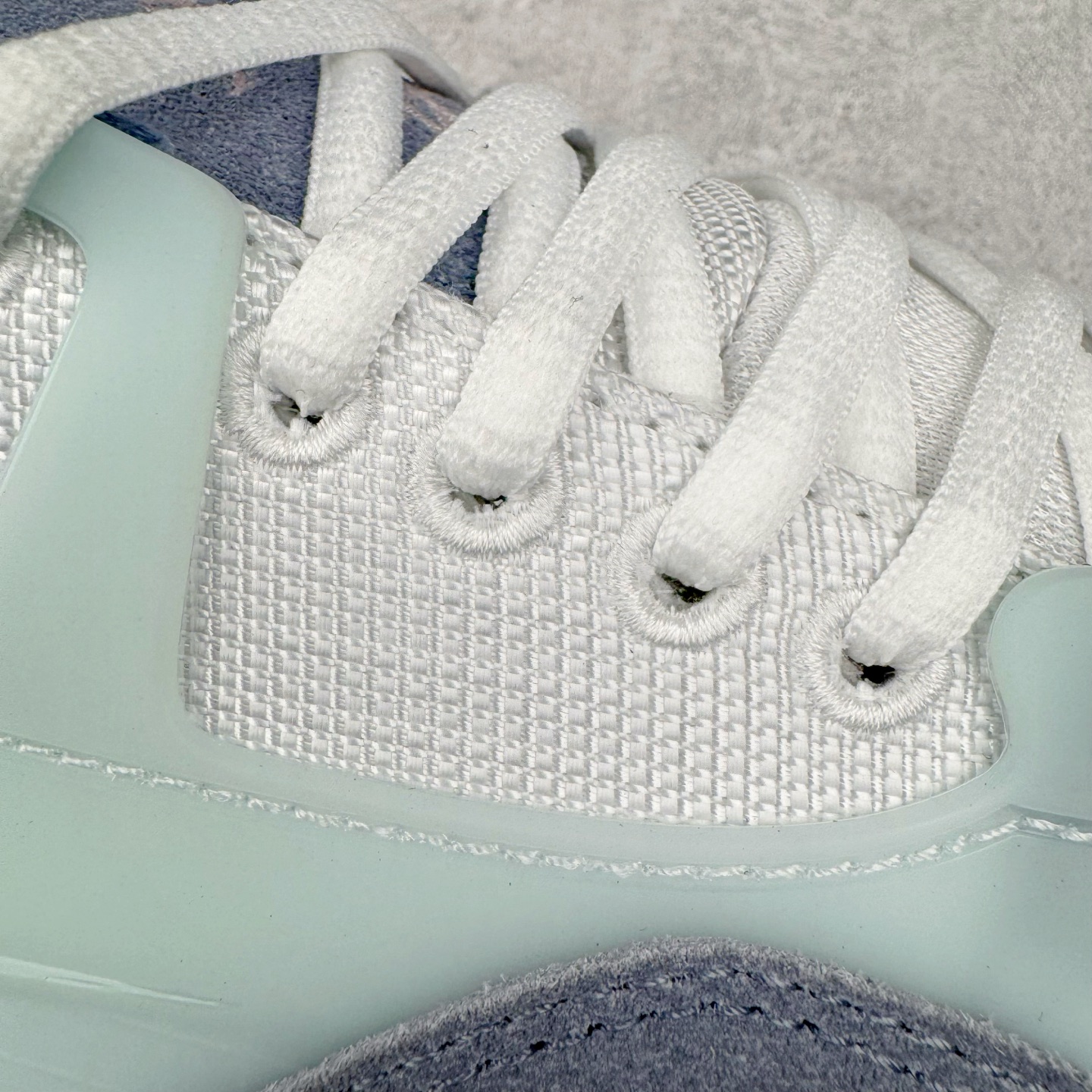 图片[20]-＃KZ纯原 Air Jordan AJ4 RM 重制版低帮复古篮球鞋 灰蓝 FQ7939-101 亲自操刀耗时半年巨作 全套原纸板楦头开发 确保原汁原味 完美呈现版型 一比一鞋头弧度高度鞋身弧度 原厂TPU 正确内里网布 菱角分明不变形无多余毛边 柔软性质感一致于原鞋 原厂织唛标 原厂飞人电绣工艺 尾指中部跳三针 独家绑鞋带手法 印刷中底布 四线拉帮 米色美纹纸贴合固定 进口港宝加持 后跟自然饱满 全鞋荧光划线卡点 追求极致完美 每一双都是工艺品 多重QC质检 超越公司货的品控标准 实实在在的免检产品 采用了低帮的设计 并保留了众多AJ4的经典元素 鞋身以皮革、麂皮材质拼接打造 AJ4经典的TPU材质延伸至后跟 增强鞋款稳定性 而鞋身侧面的网格设计则被取消 尾部的NIKE AIR标志也得到保留 并同时带有飞人logo 中底部分同样搭载了可视AIR气垫 鞋底采用米白色中底和外底呈现 为整个设计收尾 尺码：36 36.5 37.5 38 38.5 39 40 40.5 41 42 42.5 43 44 44.5 45 46 47.5-选品中心