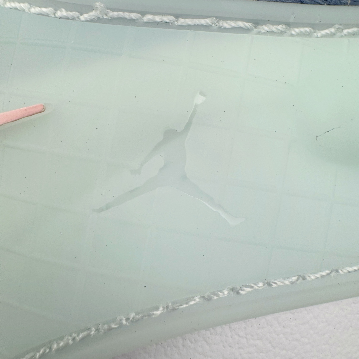 图片[18]-＃KZ纯原 Air Jordan AJ4 RM 重制版低帮复古篮球鞋 灰蓝 FQ7939-101 亲自操刀耗时半年巨作 全套原纸板楦头开发 确保原汁原味 完美呈现版型 一比一鞋头弧度高度鞋身弧度 原厂TPU 正确内里网布 菱角分明不变形无多余毛边 柔软性质感一致于原鞋 原厂织唛标 原厂飞人电绣工艺 尾指中部跳三针 独家绑鞋带手法 印刷中底布 四线拉帮 米色美纹纸贴合固定 进口港宝加持 后跟自然饱满 全鞋荧光划线卡点 追求极致完美 每一双都是工艺品 多重QC质检 超越公司货的品控标准 实实在在的免检产品 采用了低帮的设计 并保留了众多AJ4的经典元素 鞋身以皮革、麂皮材质拼接打造 AJ4经典的TPU材质延伸至后跟 增强鞋款稳定性 而鞋身侧面的网格设计则被取消 尾部的NIKE AIR标志也得到保留 并同时带有飞人logo 中底部分同样搭载了可视AIR气垫 鞋底采用米白色中底和外底呈现 为整个设计收尾 尺码：36 36.5 37.5 38 38.5 39 40 40.5 41 42 42.5 43 44 44.5 45 46 47.5-选品中心