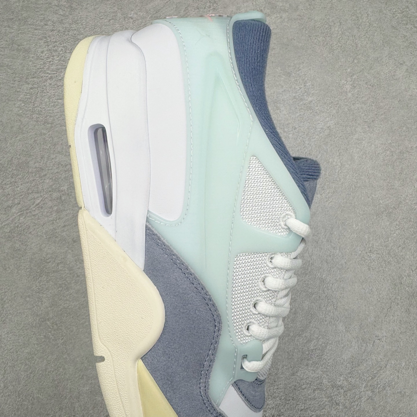 图片[6]-＃KZ纯原 Air Jordan AJ4 RM 重制版低帮复古篮球鞋 灰蓝 FQ7939-101 亲自操刀耗时半年巨作 全套原纸板楦头开发 确保原汁原味 完美呈现版型 一比一鞋头弧度高度鞋身弧度 原厂TPU 正确内里网布 菱角分明不变形无多余毛边 柔软性质感一致于原鞋 原厂织唛标 原厂飞人电绣工艺 尾指中部跳三针 独家绑鞋带手法 印刷中底布 四线拉帮 米色美纹纸贴合固定 进口港宝加持 后跟自然饱满 全鞋荧光划线卡点 追求极致完美 每一双都是工艺品 多重QC质检 超越公司货的品控标准 实实在在的免检产品 采用了低帮的设计 并保留了众多AJ4的经典元素 鞋身以皮革、麂皮材质拼接打造 AJ4经典的TPU材质延伸至后跟 增强鞋款稳定性 而鞋身侧面的网格设计则被取消 尾部的NIKE AIR标志也得到保留 并同时带有飞人logo 中底部分同样搭载了可视AIR气垫 鞋底采用米白色中底和外底呈现 为整个设计收尾 尺码：36 36.5 37.5 38 38.5 39 40 40.5 41 42 42.5 43 44 44.5 45 46 47.5-选品中心