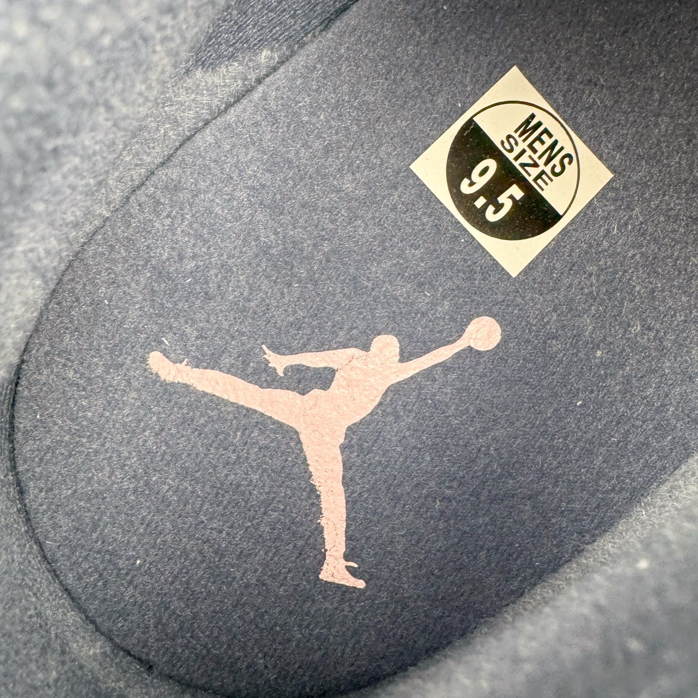 图片[13]-＃KZ纯原 Air Jordan AJ4 RM 重制版低帮复古篮球鞋 灰蓝 FQ7939-101 亲自操刀耗时半年巨作 全套原纸板楦头开发 确保原汁原味 完美呈现版型 一比一鞋头弧度高度鞋身弧度 原厂TPU 正确内里网布 菱角分明不变形无多余毛边 柔软性质感一致于原鞋 原厂织唛标 原厂飞人电绣工艺 尾指中部跳三针 独家绑鞋带手法 印刷中底布 四线拉帮 米色美纹纸贴合固定 进口港宝加持 后跟自然饱满 全鞋荧光划线卡点 追求极致完美 每一双都是工艺品 多重QC质检 超越公司货的品控标准 实实在在的免检产品 采用了低帮的设计 并保留了众多AJ4的经典元素 鞋身以皮革、麂皮材质拼接打造 AJ4经典的TPU材质延伸至后跟 增强鞋款稳定性 而鞋身侧面的网格设计则被取消 尾部的NIKE AIR标志也得到保留 并同时带有飞人logo 中底部分同样搭载了可视AIR气垫 鞋底采用米白色中底和外底呈现 为整个设计收尾 尺码：36 36.5 37.5 38 38.5 39 40 40.5 41 42 42.5 43 44 44.5 45 46 47.5-选品中心