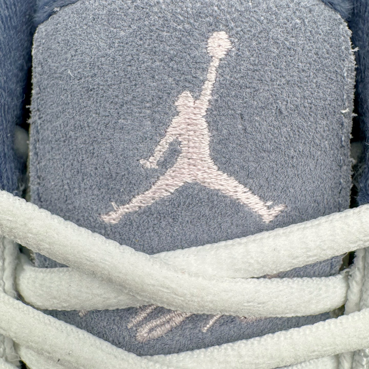 图片[14]-＃KZ纯原 Air Jordan AJ4 RM 重制版低帮复古篮球鞋 灰蓝 FQ7939-101 亲自操刀耗时半年巨作 全套原纸板楦头开发 确保原汁原味 完美呈现版型 一比一鞋头弧度高度鞋身弧度 原厂TPU 正确内里网布 菱角分明不变形无多余毛边 柔软性质感一致于原鞋 原厂织唛标 原厂飞人电绣工艺 尾指中部跳三针 独家绑鞋带手法 印刷中底布 四线拉帮 米色美纹纸贴合固定 进口港宝加持 后跟自然饱满 全鞋荧光划线卡点 追求极致完美 每一双都是工艺品 多重QC质检 超越公司货的品控标准 实实在在的免检产品 采用了低帮的设计 并保留了众多AJ4的经典元素 鞋身以皮革、麂皮材质拼接打造 AJ4经典的TPU材质延伸至后跟 增强鞋款稳定性 而鞋身侧面的网格设计则被取消 尾部的NIKE AIR标志也得到保留 并同时带有飞人logo 中底部分同样搭载了可视AIR气垫 鞋底采用米白色中底和外底呈现 为整个设计收尾 尺码：36 36.5 37.5 38 38.5 39 40 40.5 41 42 42.5 43 44 44.5 45 46 47.5-选品中心