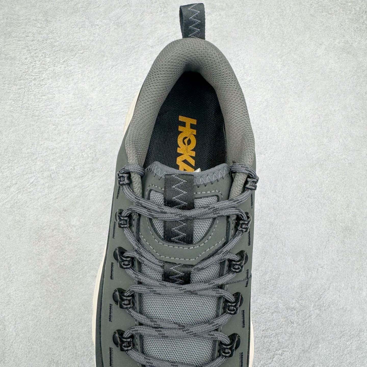 图片[5]-＃纯原 HOKA ONE ONE Tor Uitra Low 托亚潮流户外越野登山功能鞋 鞋款利用机能、户外、复古元素将都市型格与户外机能无缝结合 既能自由穿梭于城市的钢筋水泥之间 也能轻松演绎山系潮流搭配 全粒面皮革结合模压鞋口 提升持久耐穿度 直至鞋头的鞋带设计 舒适灵活的调节 搭配鞋头处HOKA ONE ONE飞翼纹饰 营造了个性十足的张扬气场 Tor Ultra 配备 Vibram® 鞋底与 EVA 和RMAT® 中底 给穿著者最佳的抓地力及舒适性 另外中底的金属摇杆可稳定脚部行程 当走过崎岖山路时依然让脚部得到平稳的感觉 而整对鞋以皮革和耐用尼龙布材打造 与坚固的鞋底相结合 可以牢固地支撑脚部和脚踝 另外外层搭载的Event技术 保持鞋履防水以及鞋内透气作用 尺码：36 36.5 37.5 38 38.5 39 40 40.5 41 42 42.5 43 44 44.5 45-选品中心