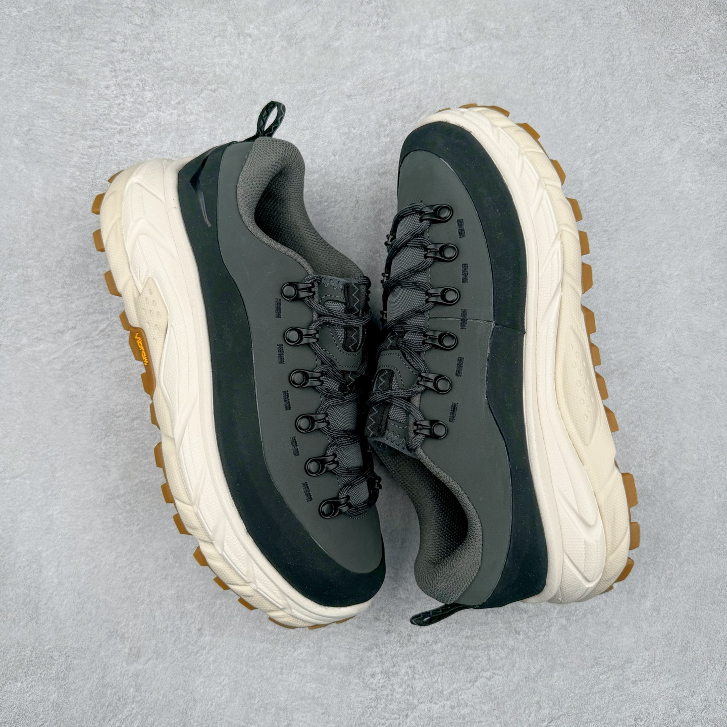 图片[3]-＃纯原 HOKA ONE ONE Tor Uitra Low 托亚潮流户外越野登山功能鞋 鞋款利用机能、户外、复古元素将都市型格与户外机能无缝结合 既能自由穿梭于城市的钢筋水泥之间 也能轻松演绎山系潮流搭配 全粒面皮革结合模压鞋口 提升持久耐穿度 直至鞋头的鞋带设计 舒适灵活的调节 搭配鞋头处HOKA ONE ONE飞翼纹饰 营造了个性十足的张扬气场 Tor Ultra 配备 Vibram® 鞋底与 EVA 和RMAT® 中底 给穿著者最佳的抓地力及舒适性 另外中底的金属摇杆可稳定脚部行程 当走过崎岖山路时依然让脚部得到平稳的感觉 而整对鞋以皮革和耐用尼龙布材打造 与坚固的鞋底相结合 可以牢固地支撑脚部和脚踝 另外外层搭载的Event技术 保持鞋履防水以及鞋内透气作用 尺码：36 36.5 37.5 38 38.5 39 40 40.5 41 42 42.5 43 44 44.5 45-选品中心