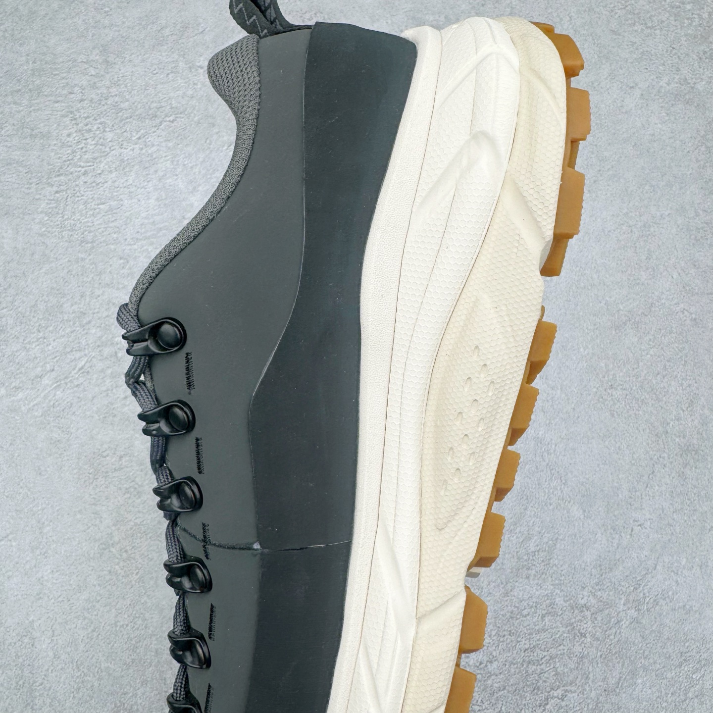 图片[7]-＃纯原 HOKA ONE ONE Tor Uitra Low 托亚潮流户外越野登山功能鞋 鞋款利用机能、户外、复古元素将都市型格与户外机能无缝结合 既能自由穿梭于城市的钢筋水泥之间 也能轻松演绎山系潮流搭配 全粒面皮革结合模压鞋口 提升持久耐穿度 直至鞋头的鞋带设计 舒适灵活的调节 搭配鞋头处HOKA ONE ONE飞翼纹饰 营造了个性十足的张扬气场 Tor Ultra 配备 Vibram® 鞋底与 EVA 和RMAT® 中底 给穿著者最佳的抓地力及舒适性 另外中底的金属摇杆可稳定脚部行程 当走过崎岖山路时依然让脚部得到平稳的感觉 而整对鞋以皮革和耐用尼龙布材打造 与坚固的鞋底相结合 可以牢固地支撑脚部和脚踝 另外外层搭载的Event技术 保持鞋履防水以及鞋内透气作用 尺码：36 36.5 37.5 38 38.5 39 40 40.5 41 42 42.5 43 44 44.5 45-选品中心