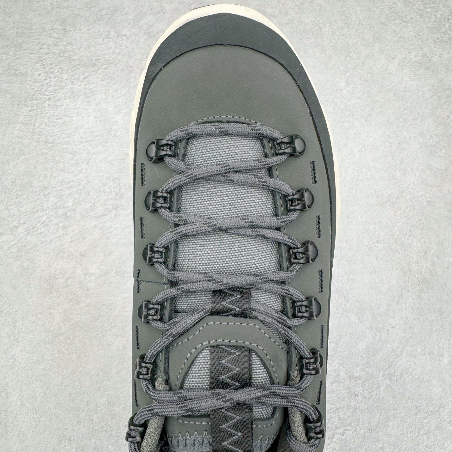 图片[4]-＃纯原 HOKA ONE ONE Tor Uitra Low 托亚潮流户外越野登山功能鞋 鞋款利用机能、户外、复古元素将都市型格与户外机能无缝结合 既能自由穿梭于城市的钢筋水泥之间 也能轻松演绎山系潮流搭配 全粒面皮革结合模压鞋口 提升持久耐穿度 直至鞋头的鞋带设计 舒适灵活的调节 搭配鞋头处HOKA ONE ONE飞翼纹饰 营造了个性十足的张扬气场 Tor Ultra 配备 Vibram® 鞋底与 EVA 和RMAT® 中底 给穿著者最佳的抓地力及舒适性 另外中底的金属摇杆可稳定脚部行程 当走过崎岖山路时依然让脚部得到平稳的感觉 而整对鞋以皮革和耐用尼龙布材打造 与坚固的鞋底相结合 可以牢固地支撑脚部和脚踝 另外外层搭载的Event技术 保持鞋履防水以及鞋内透气作用 尺码：36 36.5 37.5 38 38.5 39 40 40.5 41 42 42.5 43 44 44.5 45-选品中心