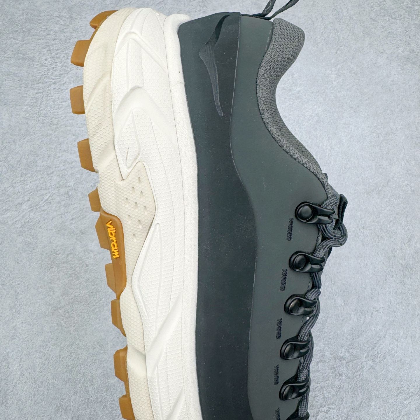 图片[6]-＃纯原 HOKA ONE ONE Tor Uitra Low 托亚潮流户外越野登山功能鞋 鞋款利用机能、户外、复古元素将都市型格与户外机能无缝结合 既能自由穿梭于城市的钢筋水泥之间 也能轻松演绎山系潮流搭配 全粒面皮革结合模压鞋口 提升持久耐穿度 直至鞋头的鞋带设计 舒适灵活的调节 搭配鞋头处HOKA ONE ONE飞翼纹饰 营造了个性十足的张扬气场 Tor Ultra 配备 Vibram® 鞋底与 EVA 和RMAT® 中底 给穿著者最佳的抓地力及舒适性 另外中底的金属摇杆可稳定脚部行程 当走过崎岖山路时依然让脚部得到平稳的感觉 而整对鞋以皮革和耐用尼龙布材打造 与坚固的鞋底相结合 可以牢固地支撑脚部和脚踝 另外外层搭载的Event技术 保持鞋履防水以及鞋内透气作用 尺码：36 36.5 37.5 38 38.5 39 40 40.5 41 42 42.5 43 44 44.5 45-选品中心