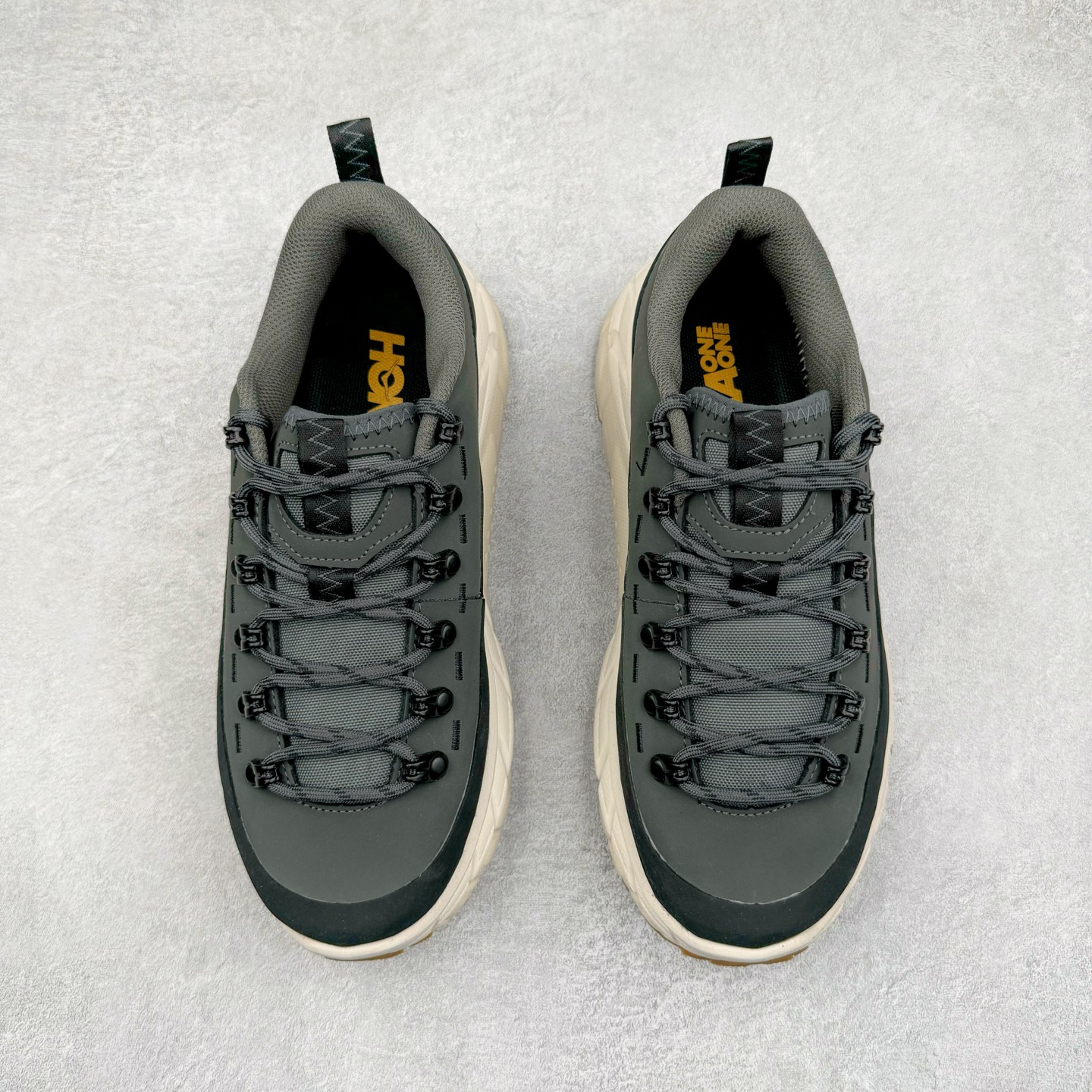 图片[2]-＃纯原 HOKA ONE ONE Tor Uitra Low 托亚潮流户外越野登山功能鞋 鞋款利用机能、户外、复古元素将都市型格与户外机能无缝结合 既能自由穿梭于城市的钢筋水泥之间 也能轻松演绎山系潮流搭配 全粒面皮革结合模压鞋口 提升持久耐穿度 直至鞋头的鞋带设计 舒适灵活的调节 搭配鞋头处HOKA ONE ONE飞翼纹饰 营造了个性十足的张扬气场 Tor Ultra 配备 Vibram® 鞋底与 EVA 和RMAT® 中底 给穿著者最佳的抓地力及舒适性 另外中底的金属摇杆可稳定脚部行程 当走过崎岖山路时依然让脚部得到平稳的感觉 而整对鞋以皮革和耐用尼龙布材打造 与坚固的鞋底相结合 可以牢固地支撑脚部和脚踝 另外外层搭载的Event技术 保持鞋履防水以及鞋内透气作用 尺码：36 36.5 37.5 38 38.5 39 40 40.5 41 42 42.5 43 44 44.5 45-选品中心