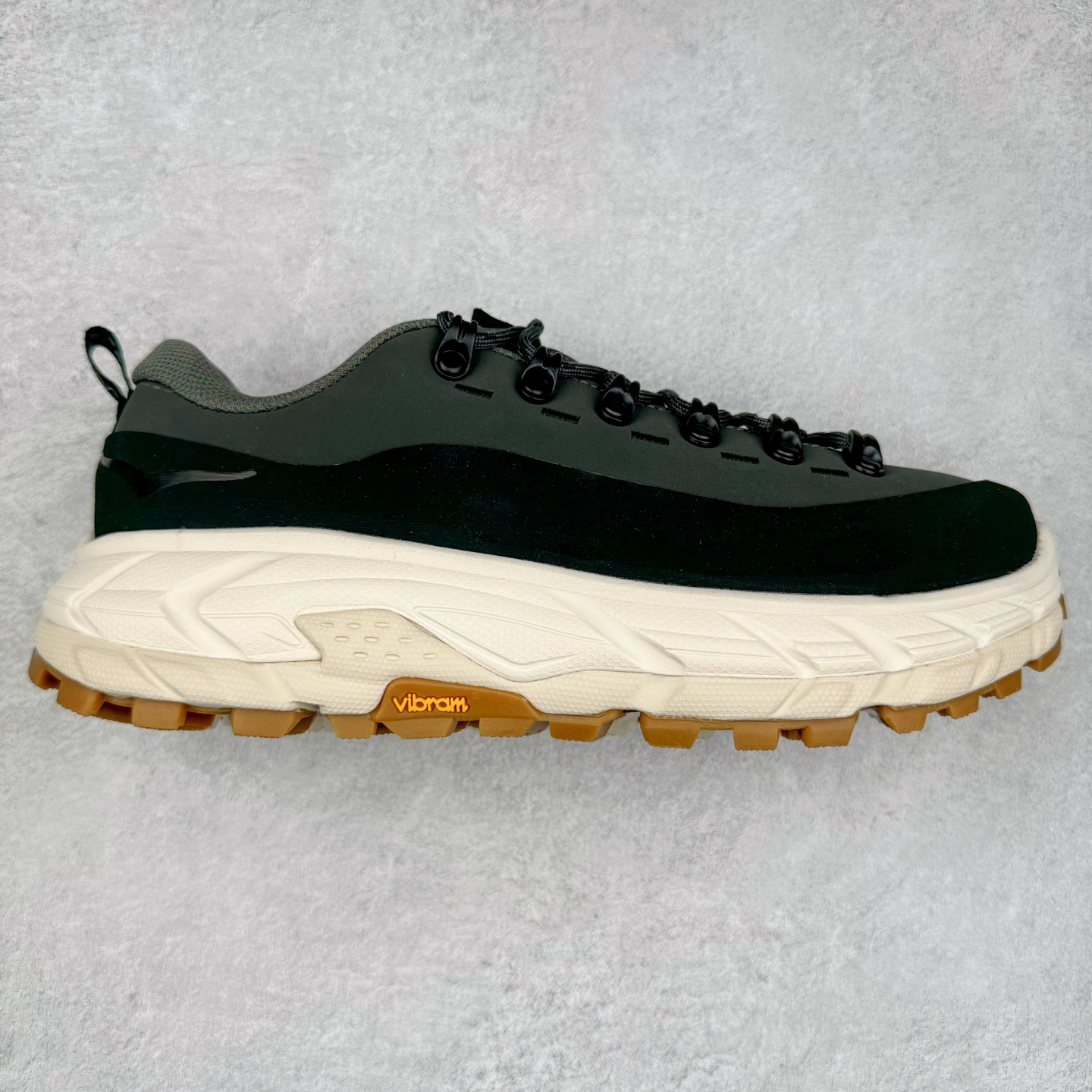 ＃纯原 HOKA ONE ONE Tor Uitra Low 托亚潮流户外越野登山功能鞋 鞋款利用机能、户外、复古元素将都市型格与户外机能无缝结合 既能自由穿梭于城市的钢筋水泥之间 也能轻松演绎山系潮流搭配 全粒面皮革结合模压鞋口 提升持久耐穿度 直至鞋头的鞋带设计 舒适灵活的调节 搭配鞋头处HOKA ONE ONE飞翼纹饰 营造了个性十足的张扬气场 Tor Ultra 配备 Vibram® 鞋底与 EVA 和RMAT® 中底 给穿著者最佳的抓地力及舒适性 另外中底的金属摇杆可稳定脚部行程 当走过崎岖山路时依然让脚部得到平稳的感觉 而整对鞋以皮革和耐用尼龙布材打造 与坚固的鞋底相结合 可以牢固地支撑脚部和脚踝 另外外层搭载的Event技术 保持鞋履防水以及鞋内透气作用 尺码：36 36.5 37.5 38 38.5 39 40 40.5 41 42 42.5 43 44 44.5 45-选品中心