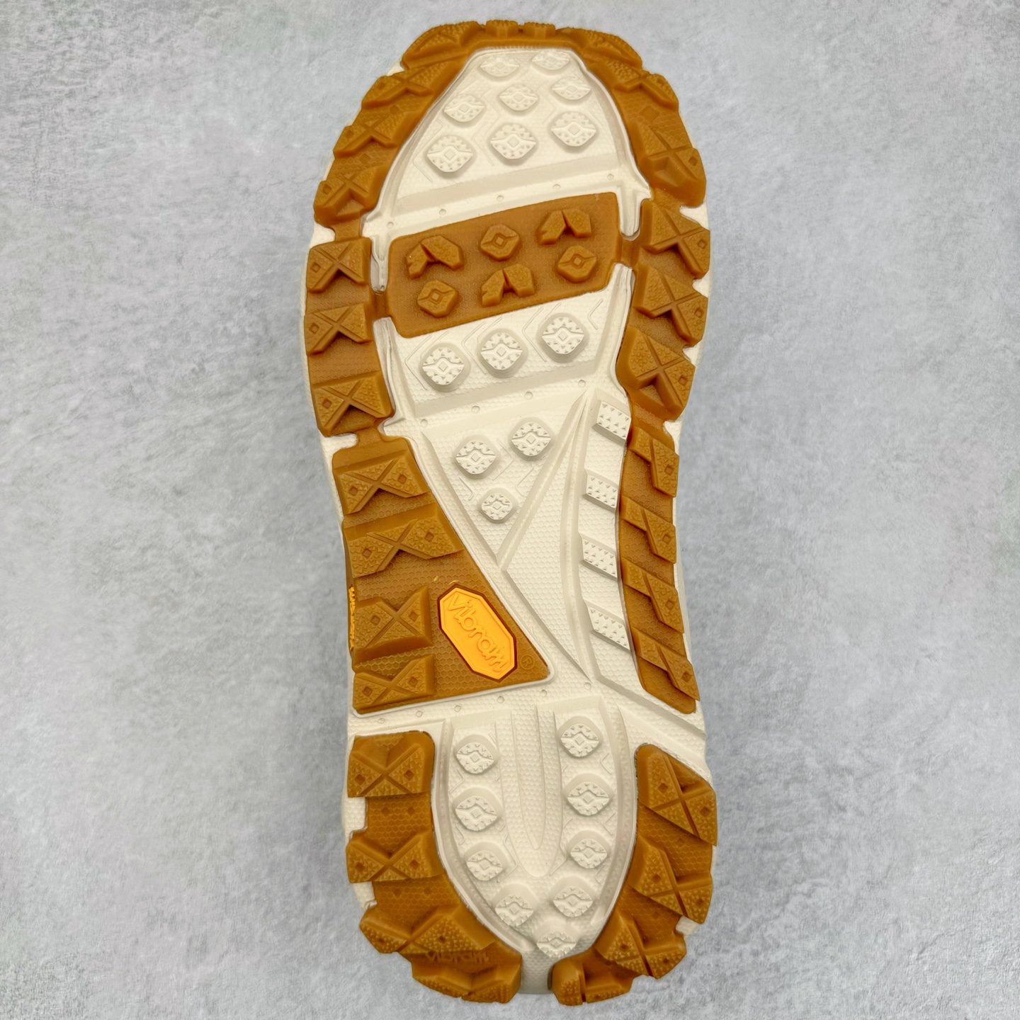 图片[9]-＃纯原 HOKA ONE ONE Tor Uitra Low 托亚潮流户外越野登山功能鞋 鞋款利用机能、户外、复古元素将都市型格与户外机能无缝结合 既能自由穿梭于城市的钢筋水泥之间 也能轻松演绎山系潮流搭配 全粒面皮革结合模压鞋口 提升持久耐穿度 直至鞋头的鞋带设计 舒适灵活的调节 搭配鞋头处HOKA ONE ONE飞翼纹饰 营造了个性十足的张扬气场 Tor Ultra 配备 Vibram® 鞋底与 EVA 和RMAT® 中底 给穿著者最佳的抓地力及舒适性 另外中底的金属摇杆可稳定脚部行程 当走过崎岖山路时依然让脚部得到平稳的感觉 而整对鞋以皮革和耐用尼龙布材打造 与坚固的鞋底相结合 可以牢固地支撑脚部和脚踝 另外外层搭载的Event技术 保持鞋履防水以及鞋内透气作用 尺码：36 36.5 37.5 38 38.5 39 40 40.5 41 42 42.5 43 44 44.5 45-选品中心