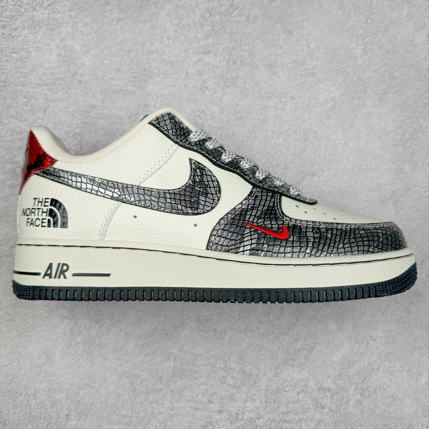 NK Air Force 1´07 Low 空军一号低帮百搭休闲运动板鞋 CH6336-521 柔软、弹性十足的缓震性能和出色的中底设计 横跨复古与现代的外型结合 造就出风靡全球 三十多年的Force 1 直到今天还深受青睐 尺码:36 36.5 37.5 38 38.5 39 40 40.5 41 42 42.5 43 44 44.5 45-选品中心