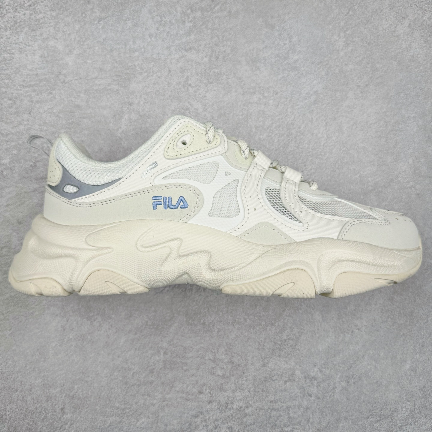 FILA MARS 3 S 斐乐火星3.0复古低帮生活休闲鞋减震防滑网面老爹鞋 复古风重现 原鞋开版定制 正品同步鞋材 皮革拼接麂皮 搭配透气网布 主打复古潮流 白粉紫撞色设计 视觉冲击十足 超厚EVA软底设计 轻量舒适脚感 附带内增高效果 妥妥仙女款 完美上脚体验 女神必入单品 强烈推荐 尺码：35.5 36 36.5 37.5 38 38.5 39 40 40.5 41 42 42.5 43 44 44.5 45 45.5-选品中心