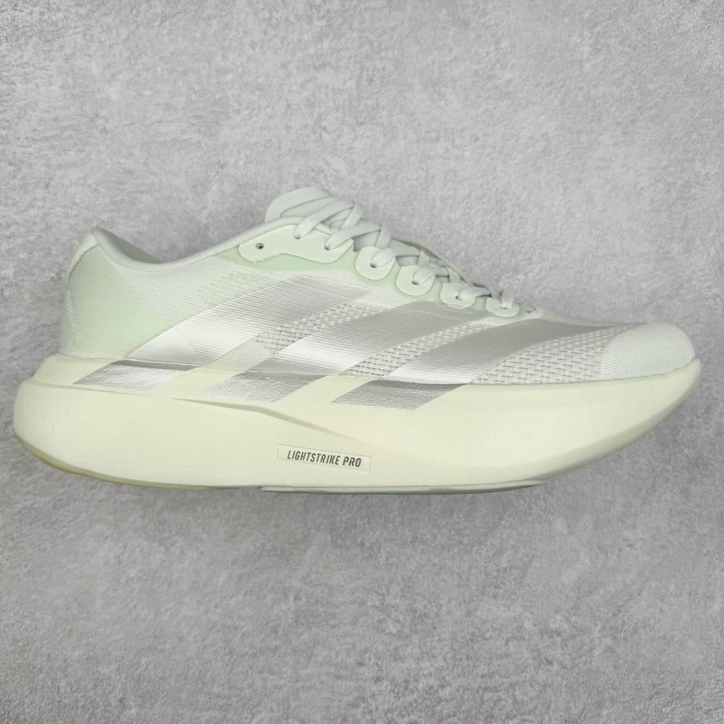 AD Adizero Eva SL M 零度进化版系列低帮轻便透气竞速休闲运动慢跑鞋 JR5840 相信大家对去年 adidas 横空出世的「顶级超跑」adiZero Adios Pro EVO 1 记忆犹新！不仅登顶阿迪史上最轻跑鞋宝座，更在接下来的全球马拉松赛事中，持续书写着惊人成绩，被网友戏称新一代「阿迪神鞋」全网刷屏！极简设计语言与强烈速度感和存在感的鞋侧三线，让人过目不忘，特别种草！其中定位于中长跑训练的 adidas Adizero Evo SL，整体外观造型与 adiZero Adios Pro EVO 1 非常相似。中底配置方面搭载全掌 Lightstrike Pro，鞋面采用透气网面示人，契合日常训练鞋的定位，更加耐用。外底给到了马牌橡胶，及类似上代竞速旗舰 adidas Adizero Adios Pro 3 区域分布。整体看下来无论是外观的鲜明辨识度，还是配置的扎实程度都很顶。尺码：36 36⅔ 37⅓ 38 38⅔ 39⅓ 40 40⅔ 41⅓ 42 42⅔ 43⅓ 44 45-选品中心