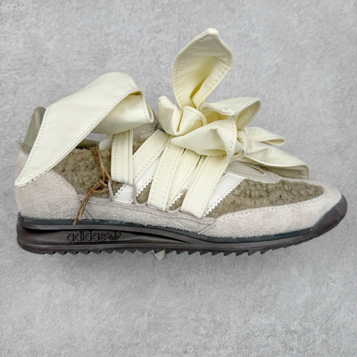 ＃纯原 AD Wmns SL72 OG 系列德训足球风百搭低帮休闲运动板鞋 JQ8736 采用高弹EVA+MODEL+RB三层组合底 区别市面RB一体大底 三层组合鞋底重量与原鞋一致 Originals 将有「T 头鞋」造型的诞生于 1972 年的 SL72 鞋款复刻带回 各位买鞋又有新选择了 1972 年 SL72 问世后 引领了后来阿迪达斯的跑鞋发展方向 其中「SL」代表了 Super Light 彰显了产品轻便的特性 1972 年 SL72 问世后 引领了后来阿迪达斯的跑鞋发展方向 其中「SL」代表了 Super Light 彰显了产品轻便的特性 这次 Originals 延续其轻质经典的基因 带来男女两款 SL72 男生款带来 SL72 RS 鞋型 RS 意为 Reshaped（重塑）鞋款在保留了经典的外观基础上 在尼龙材质里增加了填充物 使鞋型更加挺立和饱满 鞋头则更加圆润 鞋底的 EVA 材质则增加了鞋款的高度 女生款则带来 SL72 OG W 鞋型 OG 顾名思义则是致敬经典款式 相较于 RS（Reshaped）鞋款 鞋身更加纤细 其整体鞋身轮廓、线条、细节、材质上尊崇 70 年代 SL72 的设计 还原经典味道 尺码：36 36⅔ 37⅓ 38 38⅔ 39⅓ 40 40⅔ 41⅓ 42 42⅔ 43⅓ 44 44⅔ 45-选品中心