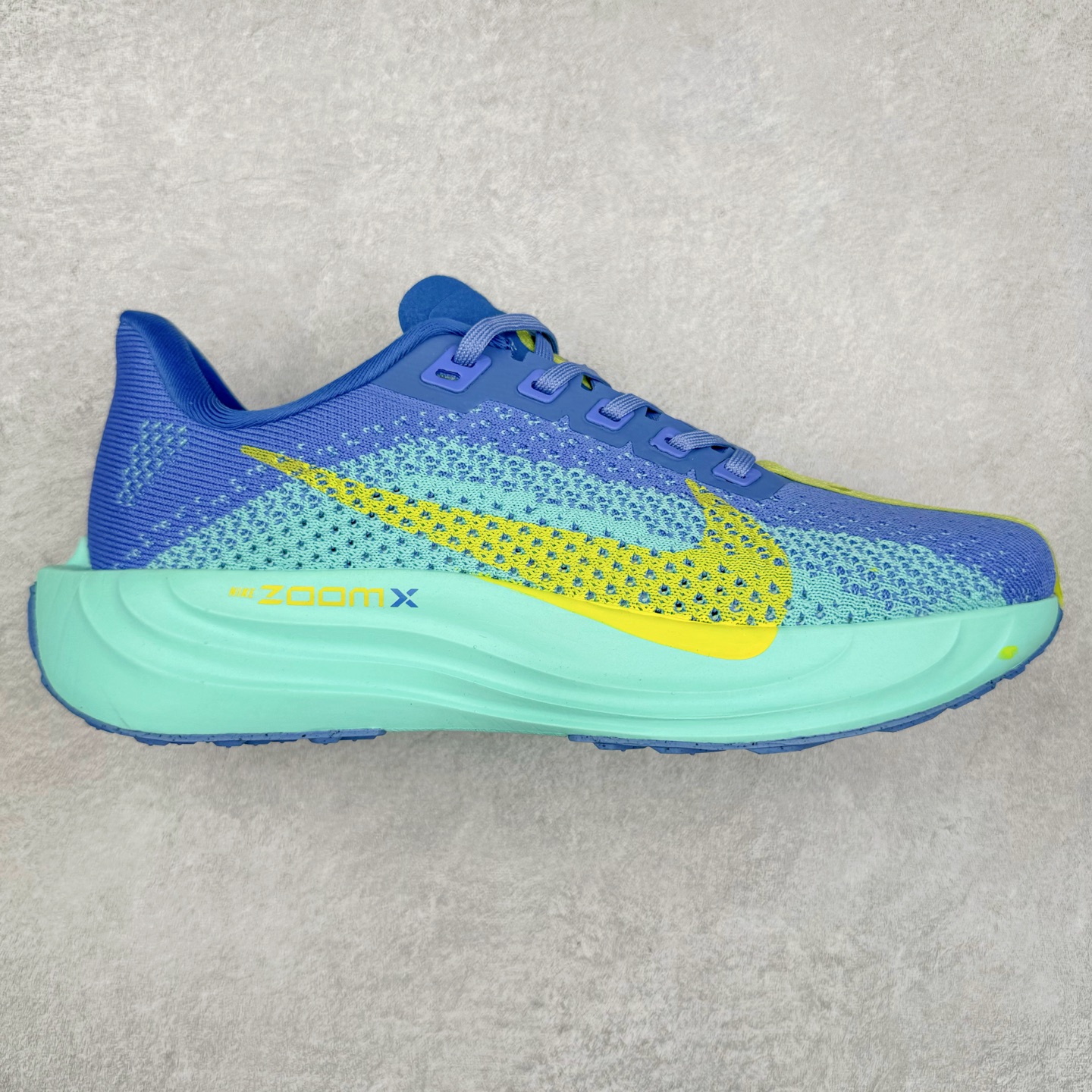 NK Zoom Pegasus Plus 超级飞马涡轮增压马拉松慢跑鞋 FQ7262 在设计上延续了原版鞋款的经典风格，向 Pegasus Turbo 致敬。鞋面采用 Flyknit 材质，巧妙地在不同区域实现紧密与松散的编织结合。标志性的尼龙中部条纹与原版 Turbo 设计呼应。原有的 Flywire 被内部毡织带替代。鞋领的衬垫和鞋跟支撑则为鞋面增添了完善的细节。与以往的 Turbo 型号采用双层泡沫不同，Pegasus Plus 使用了一体式 ZoomX 中底。鞋跟厚度为 35 毫米，前掌为 25 毫米，形成 10 毫米的落差，外底覆盖了大量橡胶，而 ZoomX 外露的部分也十分显眼。尺码：36 36.5 37.5 38 38.5 39 40 40.5 41 42 42.5 43 44 44.5 45-选品中心