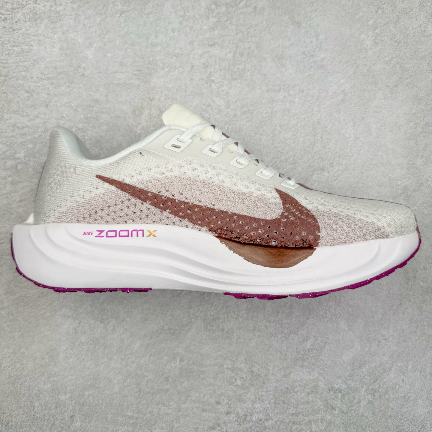 NK Zoom Pegasus Plus 超级飞马涡轮增压马拉松慢跑鞋 FQ7262 在设计上延续了原版鞋款的经典风格，向 Pegasus Turbo 致敬。鞋面采用 Flyknit 材质，巧妙地在不同区域实现紧密与松散的编织结合。标志性的尼龙中部条纹与原版 Turbo 设计呼应。原有的 Flywire 被内部毡织带替代。鞋领的衬垫和鞋跟支撑则为鞋面增添了完善的细节。与以往的 Turbo 型号采用双层泡沫不同，Pegasus Plus 使用了一体式 ZoomX 中底。鞋跟厚度为 35 毫米，前掌为 25 毫米，形成 10 毫米的落差，外底覆盖了大量橡胶，而 ZoomX 外露的部分也十分显眼。尺码：36 36.5 37.5 38 38.5 39 40 40.5 41 42 42.5 43 44 44.5 45-选品中心