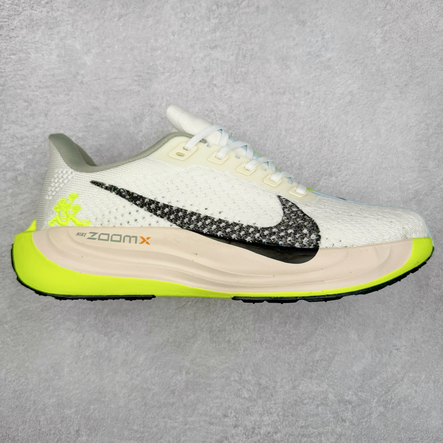 NK Zoom Pegasus Plus 超级飞马涡轮增压马拉松慢跑鞋 FQ7262 在设计上延续了原版鞋款的经典风格，向 Pegasus Turbo 致敬。鞋面采用 Flyknit 材质，巧妙地在不同区域实现紧密与松散的编织结合。标志性的尼龙中部条纹与原版 Turbo 设计呼应。原有的 Flywire 被内部毡织带替代。鞋领的衬垫和鞋跟支撑则为鞋面增添了完善的细节。与以往的 Turbo 型号采用双层泡沫不同，Pegasus Plus 使用了一体式 ZoomX 中底。鞋跟厚度为 35 毫米，前掌为 25 毫米，形成 10 毫米的落差，外底覆盖了大量橡胶，而 ZoomX 外露的部分也十分显眼。尺码：36 36.5 37.5 38 38.5 39 40 40.5 41 42 42.5 43 44 44.5 45-选品中心