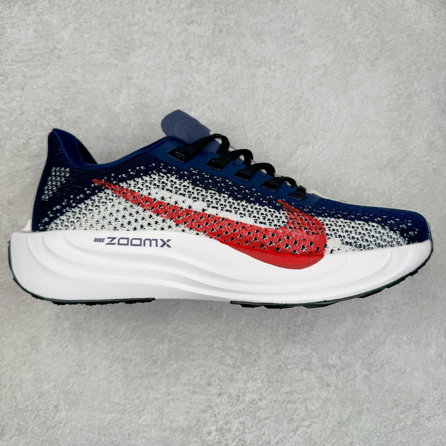 NK Zoom Pegasus Plus 超级飞马涡轮增压马拉松慢跑鞋 FQ7262 在设计上延续了原版鞋款的经典风格，向 Pegasus Turbo 致敬。鞋面采用 Flyknit 材质，巧妙地在不同区域实现紧密与松散的编织结合。标志性的尼龙中部条纹与原版 Turbo 设计呼应。原有的 Flywire 被内部毡织带替代。鞋领的衬垫和鞋跟支撑则为鞋面增添了完善的细节。与以往的 Turbo 型号采用双层泡沫不同，Pegasus Plus 使用了一体式 ZoomX 中底。鞋跟厚度为 35 毫米，前掌为 25 毫米，形成 10 毫米的落差，外底覆盖了大量橡胶，而 ZoomX 外露的部分也十分显眼。尺码：36 36.5 37.5 38 38.5 39 40 40.5 41 42 42.5 43 44 44.5 45-选品中心