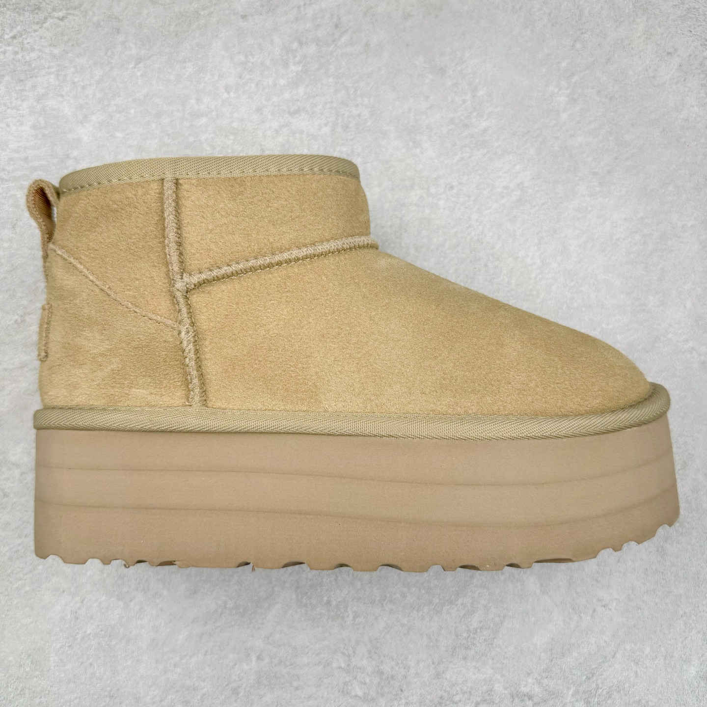 ＃福利特价 UGG秋冬经典户外雪地靴 官方同步包装 检验标 材料采用原厂防污防水皮料 羊毛皮一体 防滑耐磨轻翼大底 保暖性能十足 严寒季节 必属佳品 尺码：35 36 37 38 39 40-选品中心