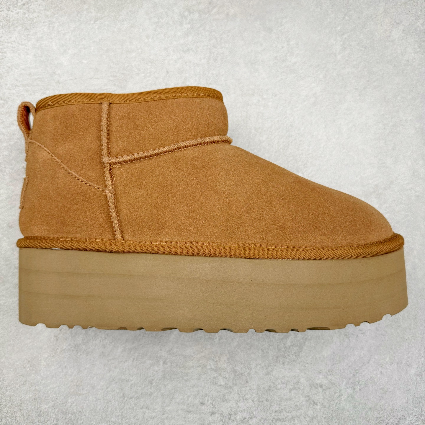 ＃福利特价 UGG秋冬经典户外雪地靴 官方同步包装 检验标 材料采用原厂防污防水皮料 羊毛皮一体 防滑耐磨轻翼大底 保暖性能十足 严寒季节 必属佳品 尺码：35 36 37 38 39 40-选品中心