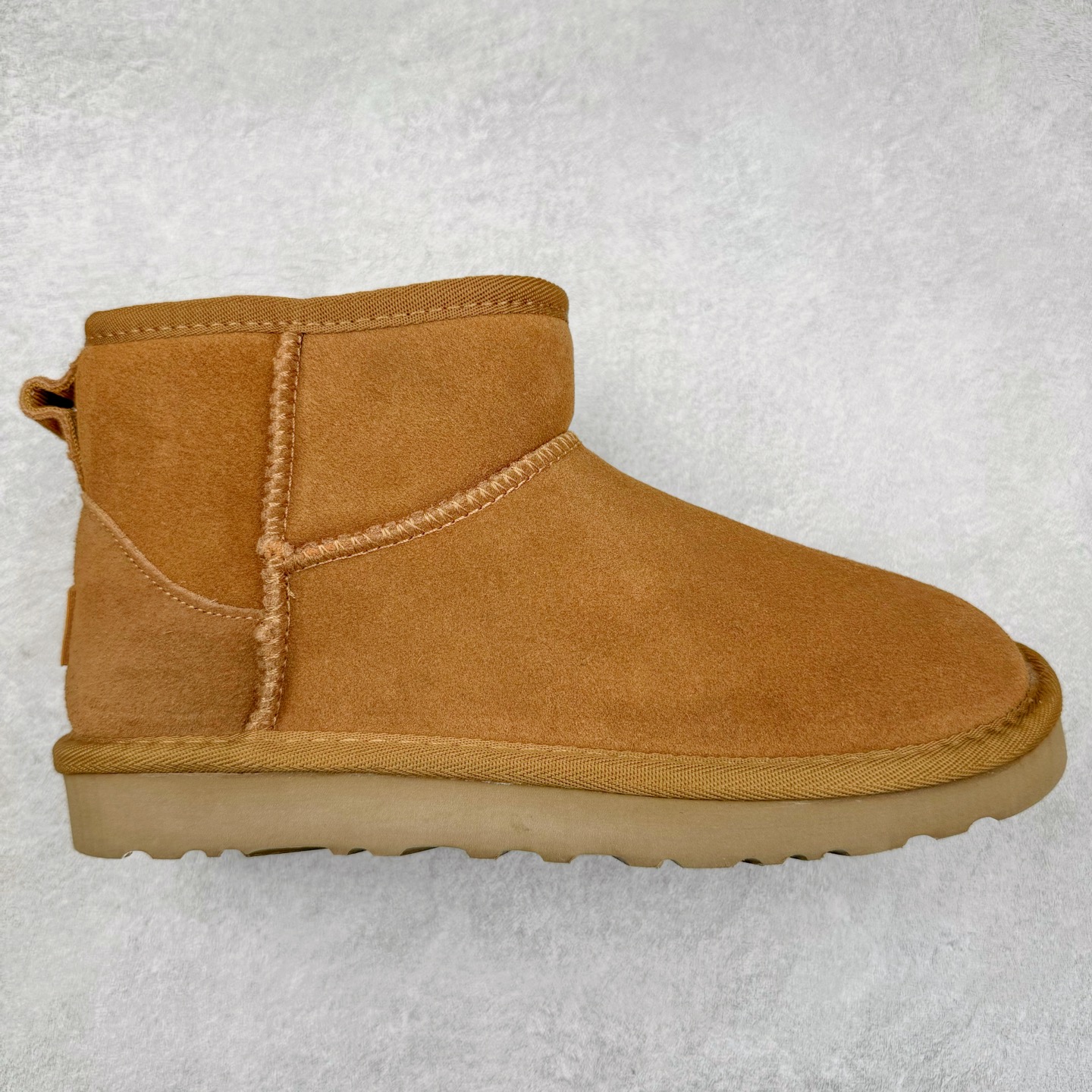 ＃福利特价 UGG 6109 秋冬经典户外雪地靴 官方同步包装 检验标 材料采用原厂防污防水皮料 羊毛皮一体 防滑耐磨轻翼大底 保暖性能十足 严寒季节 必属佳品 尺码：35 36 37 38 39 40-选品中心