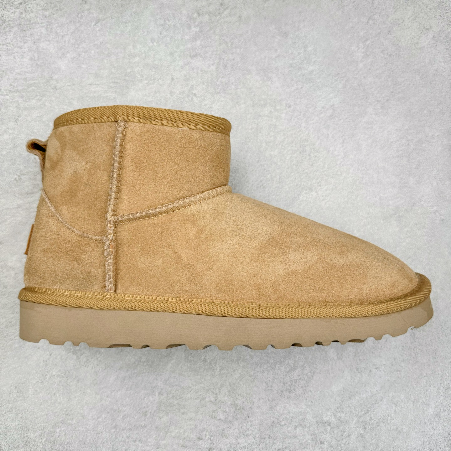 #福利特价 UGG 6109 秋冬经典户外雪地靴 官方同步包装 检验标 材料采用原厂防污防水皮料 羊毛皮一体 防滑耐磨轻翼大底 保暖性能十足 严寒季节 必属佳品 尺码:35 36 37 38 39 40-选品中心