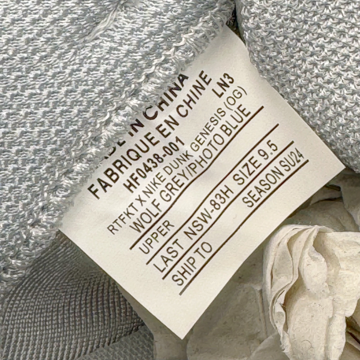 图片[11]-＃纯原 RTFKT Studios x NK Dunk Genesis Low 扣篮元宇宙系列经典低帮休闲运动滑板板鞋 HF0438-001 重金开发 百万磨具加持 原盒原配金属配件 侧拉抽屉盒 虚拟数字时尚单位 RTFKT Studios 在 2021 年被 Nike 收购后，人气可谓迅速攀升，现在堪称元宇宙领域的顶流。并且与包括村上隆在内的多个艺术家联名，推出了超多联名配色，就连 Nike 创始人菲尔·奈特都亲自尝试体验。近期，RTFKT Studios 与 Nike 再次推出了全新配色鞋款，并且将在潮流集会 ComplexCon 上独家登场。第一双以浅灰色为主调，依旧保留了 RTFKT 经典的科幻属性，虽然配色简单，但却依然吸睛。当然，按照官方拆解来看，鞋舌上的鞋带扣可以进行拆卸，使鞋款更为简约。值得一提的是，中底还搭载着 Air Zoom 气垫，提供优秀的脚感表现。另一双则以黑色、紫色组成，对比上一双而言会更加酷炫，同时也更具未来感。鞋面从细节图上看，貌似是使用了类似 PVC 质感的皮革面料，质感表现不必担心。尺码：40 40.5 41 42 42.5 43 44 44.5 45-选品中心