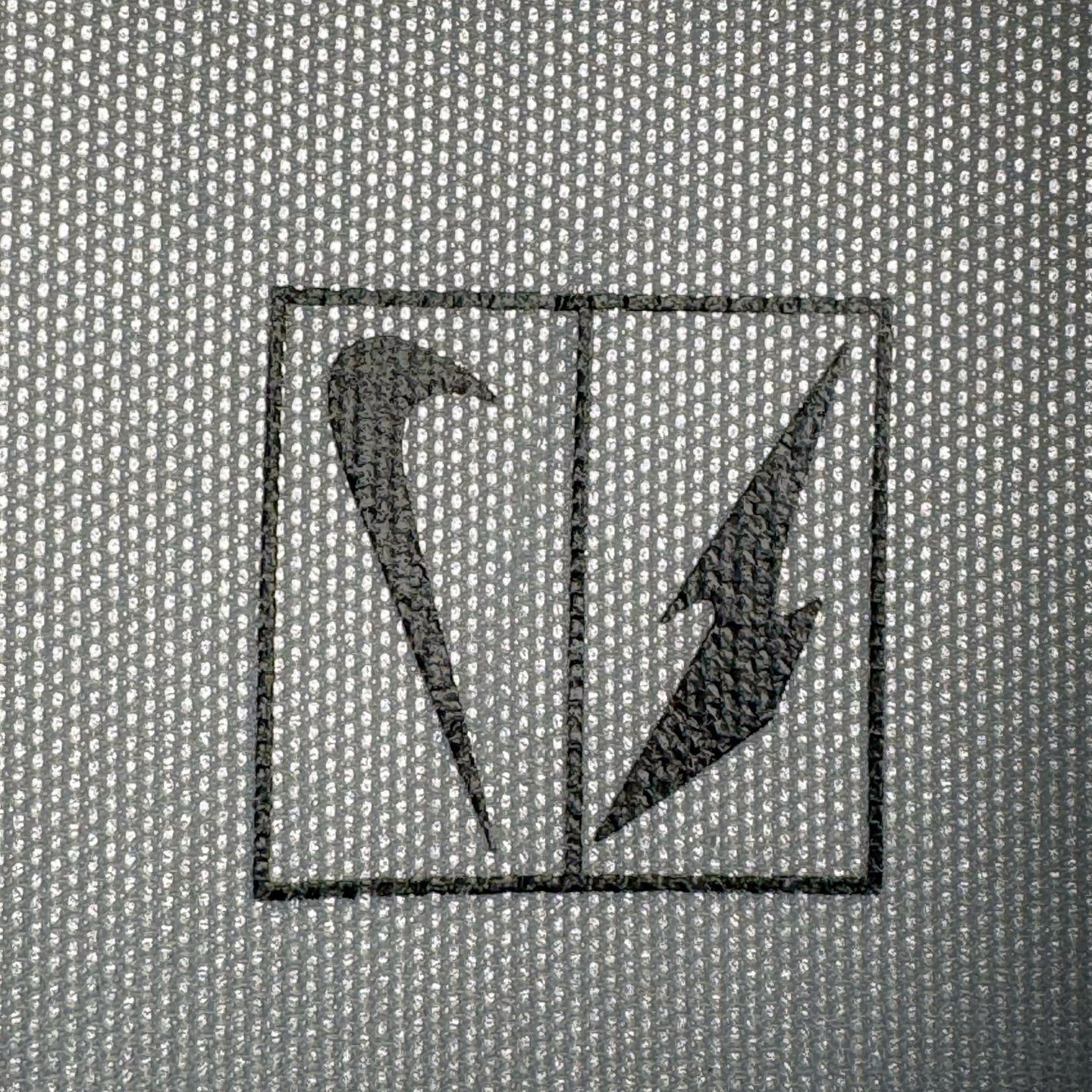 图片[12]-＃纯原 RTFKT Studios x NK Dunk Genesis Low 扣篮元宇宙系列经典低帮休闲运动滑板板鞋 HF0438-001 重金开发 百万磨具加持 原盒原配金属配件 侧拉抽屉盒 虚拟数字时尚单位 RTFKT Studios 在 2021 年被 Nike 收购后，人气可谓迅速攀升，现在堪称元宇宙领域的顶流。并且与包括村上隆在内的多个艺术家联名，推出了超多联名配色，就连 Nike 创始人菲尔·奈特都亲自尝试体验。近期，RTFKT Studios 与 Nike 再次推出了全新配色鞋款，并且将在潮流集会 ComplexCon 上独家登场。第一双以浅灰色为主调，依旧保留了 RTFKT 经典的科幻属性，虽然配色简单，但却依然吸睛。当然，按照官方拆解来看，鞋舌上的鞋带扣可以进行拆卸，使鞋款更为简约。值得一提的是，中底还搭载着 Air Zoom 气垫，提供优秀的脚感表现。另一双则以黑色、紫色组成，对比上一双而言会更加酷炫，同时也更具未来感。鞋面从细节图上看，貌似是使用了类似 PVC 质感的皮革面料，质感表现不必担心。尺码：40 40.5 41 42 42.5 43 44 44.5 45-选品中心