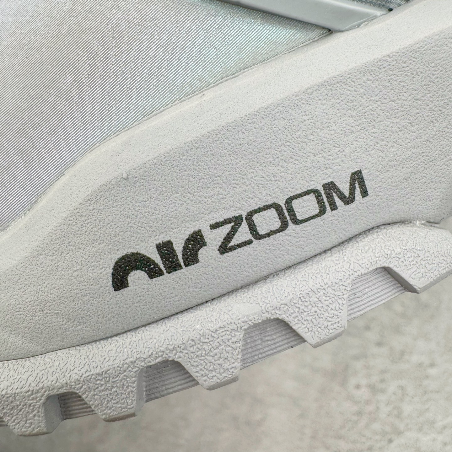 图片[13]-＃纯原 RTFKT Studios x NK Dunk Genesis Low 扣篮元宇宙系列经典低帮休闲运动滑板板鞋 HF0438-001 重金开发 百万磨具加持 原盒原配金属配件 侧拉抽屉盒 虚拟数字时尚单位 RTFKT Studios 在 2021 年被 Nike 收购后，人气可谓迅速攀升，现在堪称元宇宙领域的顶流。并且与包括村上隆在内的多个艺术家联名，推出了超多联名配色，就连 Nike 创始人菲尔·奈特都亲自尝试体验。近期，RTFKT Studios 与 Nike 再次推出了全新配色鞋款，并且将在潮流集会 ComplexCon 上独家登场。第一双以浅灰色为主调，依旧保留了 RTFKT 经典的科幻属性，虽然配色简单，但却依然吸睛。当然，按照官方拆解来看，鞋舌上的鞋带扣可以进行拆卸，使鞋款更为简约。值得一提的是，中底还搭载着 Air Zoom 气垫，提供优秀的脚感表现。另一双则以黑色、紫色组成，对比上一双而言会更加酷炫，同时也更具未来感。鞋面从细节图上看，貌似是使用了类似 PVC 质感的皮革面料，质感表现不必担心。尺码：40 40.5 41 42 42.5 43 44 44.5 45-选品中心