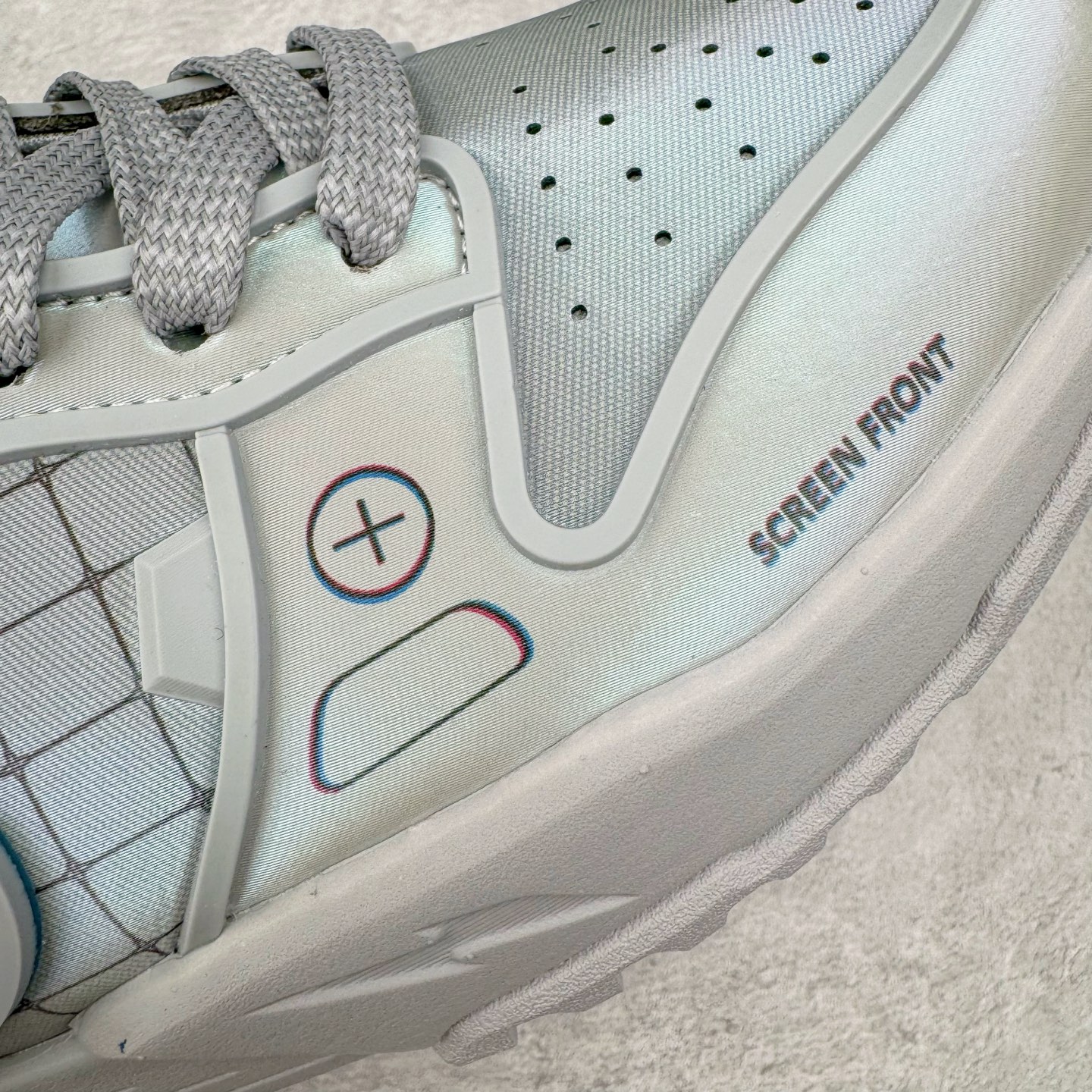 图片[18]-＃纯原 RTFKT Studios x NK Dunk Genesis Low 扣篮元宇宙系列经典低帮休闲运动滑板板鞋 HF0438-001 重金开发 百万磨具加持 原盒原配金属配件 侧拉抽屉盒 虚拟数字时尚单位 RTFKT Studios 在 2021 年被 Nike 收购后，人气可谓迅速攀升，现在堪称元宇宙领域的顶流。并且与包括村上隆在内的多个艺术家联名，推出了超多联名配色，就连 Nike 创始人菲尔·奈特都亲自尝试体验。近期，RTFKT Studios 与 Nike 再次推出了全新配色鞋款，并且将在潮流集会 ComplexCon 上独家登场。第一双以浅灰色为主调，依旧保留了 RTFKT 经典的科幻属性，虽然配色简单，但却依然吸睛。当然，按照官方拆解来看，鞋舌上的鞋带扣可以进行拆卸，使鞋款更为简约。值得一提的是，中底还搭载着 Air Zoom 气垫，提供优秀的脚感表现。另一双则以黑色、紫色组成，对比上一双而言会更加酷炫，同时也更具未来感。鞋面从细节图上看，貌似是使用了类似 PVC 质感的皮革面料，质感表现不必担心。尺码：40 40.5 41 42 42.5 43 44 44.5 45-选品中心