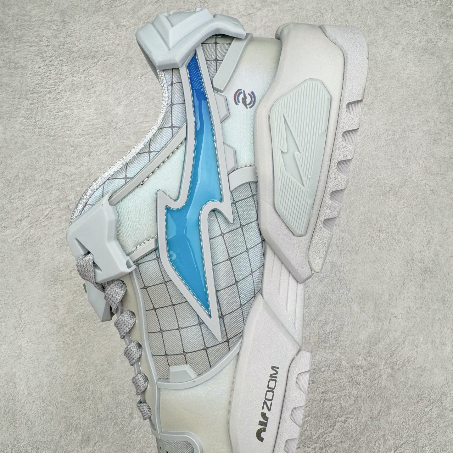 图片[7]-＃纯原 RTFKT Studios x NK Dunk Genesis Low 扣篮元宇宙系列经典低帮休闲运动滑板板鞋 HF0438-001 重金开发 百万磨具加持 原盒原配金属配件 侧拉抽屉盒 虚拟数字时尚单位 RTFKT Studios 在 2021 年被 Nike 收购后，人气可谓迅速攀升，现在堪称元宇宙领域的顶流。并且与包括村上隆在内的多个艺术家联名，推出了超多联名配色，就连 Nike 创始人菲尔·奈特都亲自尝试体验。近期，RTFKT Studios 与 Nike 再次推出了全新配色鞋款，并且将在潮流集会 ComplexCon 上独家登场。第一双以浅灰色为主调，依旧保留了 RTFKT 经典的科幻属性，虽然配色简单，但却依然吸睛。当然，按照官方拆解来看，鞋舌上的鞋带扣可以进行拆卸，使鞋款更为简约。值得一提的是，中底还搭载着 Air Zoom 气垫，提供优秀的脚感表现。另一双则以黑色、紫色组成，对比上一双而言会更加酷炫，同时也更具未来感。鞋面从细节图上看，貌似是使用了类似 PVC 质感的皮革面料，质感表现不必担心。尺码：40 40.5 41 42 42.5 43 44 44.5 45-选品中心