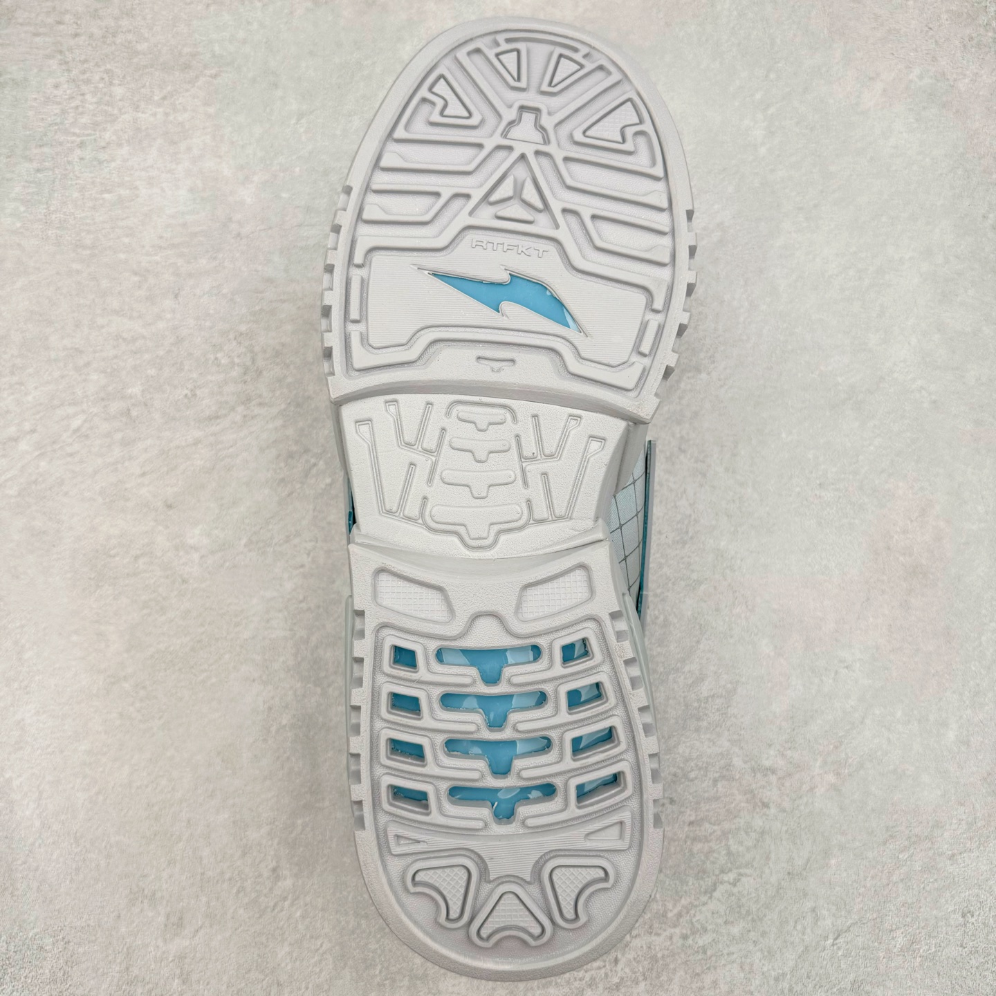 图片[9]-＃纯原 RTFKT Studios x NK Dunk Genesis Low 扣篮元宇宙系列经典低帮休闲运动滑板板鞋 HF0438-001 重金开发 百万磨具加持 原盒原配金属配件 侧拉抽屉盒 虚拟数字时尚单位 RTFKT Studios 在 2021 年被 Nike 收购后，人气可谓迅速攀升，现在堪称元宇宙领域的顶流。并且与包括村上隆在内的多个艺术家联名，推出了超多联名配色，就连 Nike 创始人菲尔·奈特都亲自尝试体验。近期，RTFKT Studios 与 Nike 再次推出了全新配色鞋款，并且将在潮流集会 ComplexCon 上独家登场。第一双以浅灰色为主调，依旧保留了 RTFKT 经典的科幻属性，虽然配色简单，但却依然吸睛。当然，按照官方拆解来看，鞋舌上的鞋带扣可以进行拆卸，使鞋款更为简约。值得一提的是，中底还搭载着 Air Zoom 气垫，提供优秀的脚感表现。另一双则以黑色、紫色组成，对比上一双而言会更加酷炫，同时也更具未来感。鞋面从细节图上看，貌似是使用了类似 PVC 质感的皮革面料，质感表现不必担心。尺码：40 40.5 41 42 42.5 43 44 44.5 45-选品中心