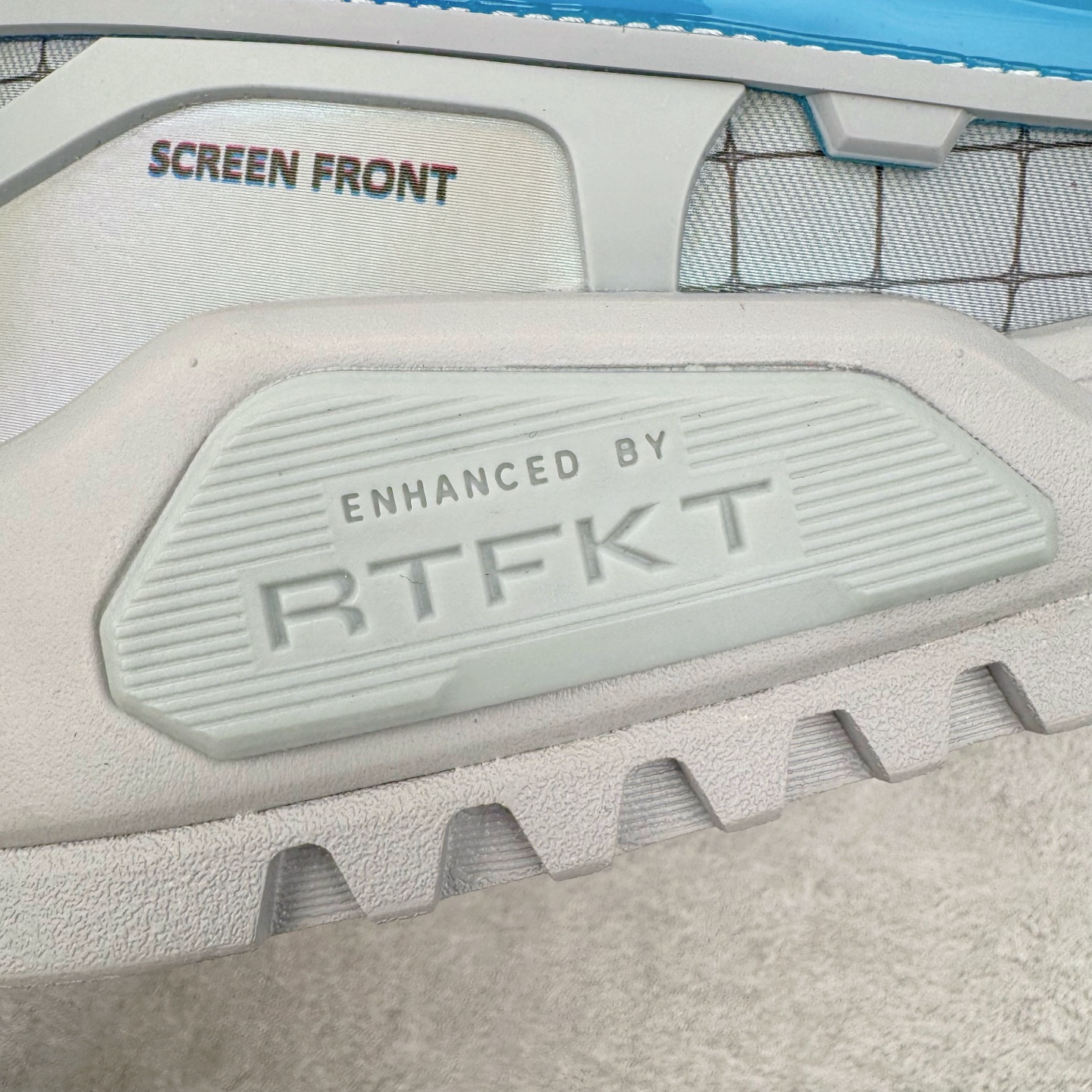 图片[20]-＃纯原 RTFKT Studios x NK Dunk Genesis Low 扣篮元宇宙系列经典低帮休闲运动滑板板鞋 HF0438-001 重金开发 百万磨具加持 原盒原配金属配件 侧拉抽屉盒 虚拟数字时尚单位 RTFKT Studios 在 2021 年被 Nike 收购后，人气可谓迅速攀升，现在堪称元宇宙领域的顶流。并且与包括村上隆在内的多个艺术家联名，推出了超多联名配色，就连 Nike 创始人菲尔·奈特都亲自尝试体验。近期，RTFKT Studios 与 Nike 再次推出了全新配色鞋款，并且将在潮流集会 ComplexCon 上独家登场。第一双以浅灰色为主调，依旧保留了 RTFKT 经典的科幻属性，虽然配色简单，但却依然吸睛。当然，按照官方拆解来看，鞋舌上的鞋带扣可以进行拆卸，使鞋款更为简约。值得一提的是，中底还搭载着 Air Zoom 气垫，提供优秀的脚感表现。另一双则以黑色、紫色组成，对比上一双而言会更加酷炫，同时也更具未来感。鞋面从细节图上看，貌似是使用了类似 PVC 质感的皮革面料，质感表现不必担心。尺码：40 40.5 41 42 42.5 43 44 44.5 45-选品中心