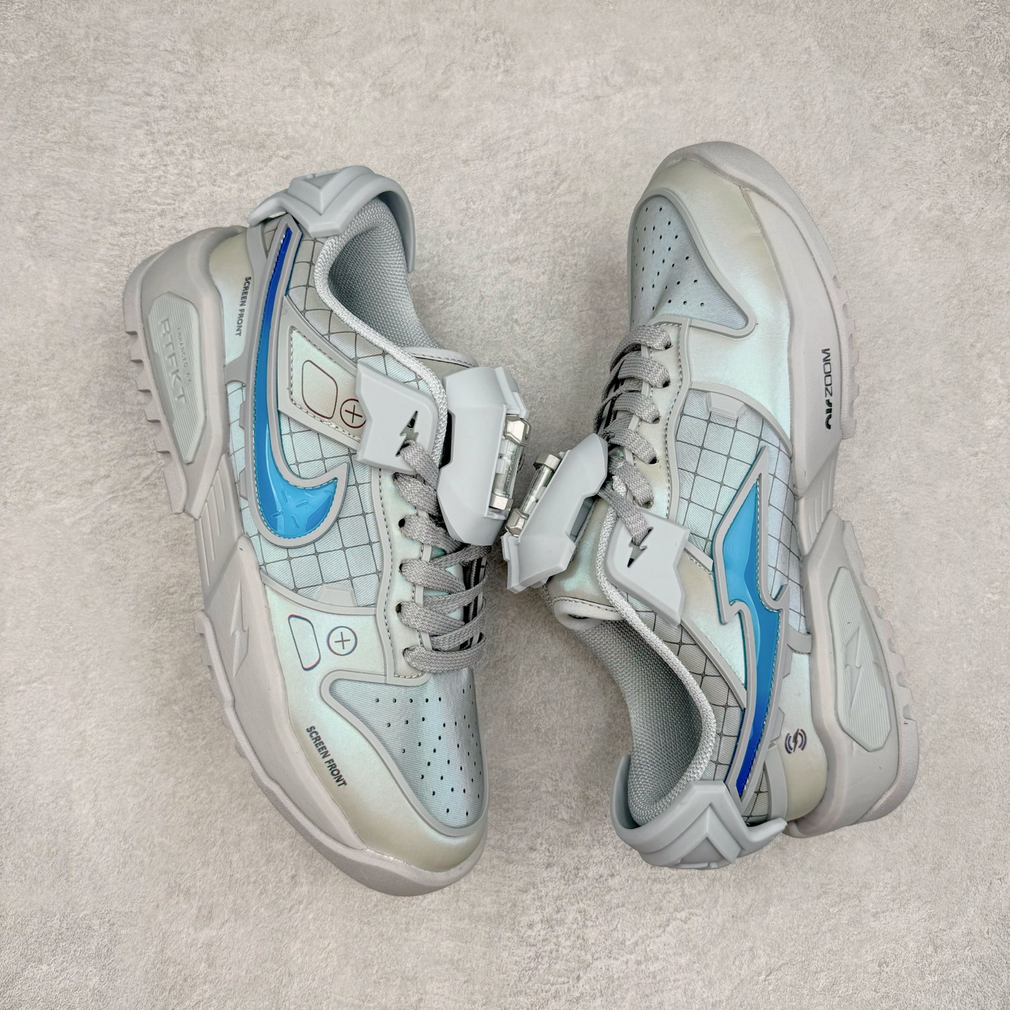 图片[3]-＃纯原 RTFKT Studios x NK Dunk Genesis Low 扣篮元宇宙系列经典低帮休闲运动滑板板鞋 HF0438-001 重金开发 百万磨具加持 原盒原配金属配件 侧拉抽屉盒 虚拟数字时尚单位 RTFKT Studios 在 2021 年被 Nike 收购后，人气可谓迅速攀升，现在堪称元宇宙领域的顶流。并且与包括村上隆在内的多个艺术家联名，推出了超多联名配色，就连 Nike 创始人菲尔·奈特都亲自尝试体验。近期，RTFKT Studios 与 Nike 再次推出了全新配色鞋款，并且将在潮流集会 ComplexCon 上独家登场。第一双以浅灰色为主调，依旧保留了 RTFKT 经典的科幻属性，虽然配色简单，但却依然吸睛。当然，按照官方拆解来看，鞋舌上的鞋带扣可以进行拆卸，使鞋款更为简约。值得一提的是，中底还搭载着 Air Zoom 气垫，提供优秀的脚感表现。另一双则以黑色、紫色组成，对比上一双而言会更加酷炫，同时也更具未来感。鞋面从细节图上看，貌似是使用了类似 PVC 质感的皮革面料，质感表现不必担心。尺码：40 40.5 41 42 42.5 43 44 44.5 45-选品中心