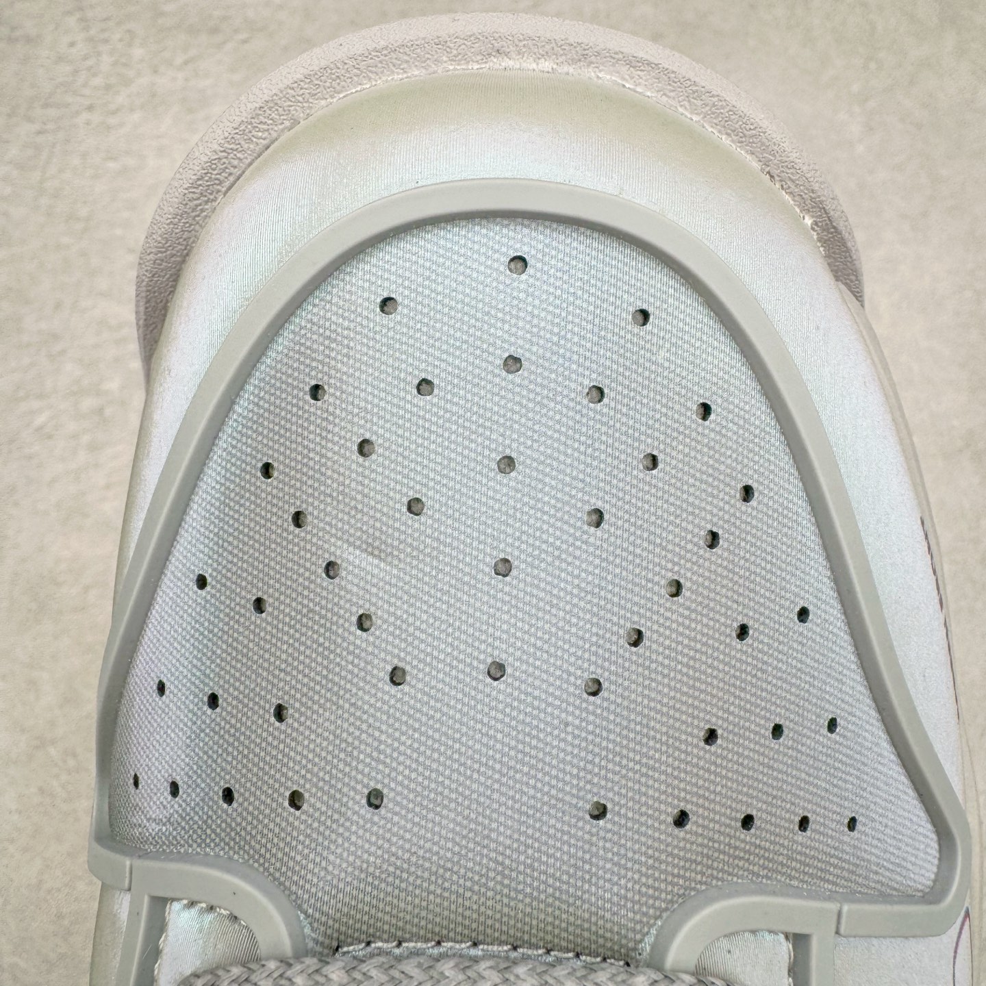 图片[16]-＃纯原 RTFKT Studios x NK Dunk Genesis Low 扣篮元宇宙系列经典低帮休闲运动滑板板鞋 HF0438-001 重金开发 百万磨具加持 原盒原配金属配件 侧拉抽屉盒 虚拟数字时尚单位 RTFKT Studios 在 2021 年被 Nike 收购后，人气可谓迅速攀升，现在堪称元宇宙领域的顶流。并且与包括村上隆在内的多个艺术家联名，推出了超多联名配色，就连 Nike 创始人菲尔·奈特都亲自尝试体验。近期，RTFKT Studios 与 Nike 再次推出了全新配色鞋款，并且将在潮流集会 ComplexCon 上独家登场。第一双以浅灰色为主调，依旧保留了 RTFKT 经典的科幻属性，虽然配色简单，但却依然吸睛。当然，按照官方拆解来看，鞋舌上的鞋带扣可以进行拆卸，使鞋款更为简约。值得一提的是，中底还搭载着 Air Zoom 气垫，提供优秀的脚感表现。另一双则以黑色、紫色组成，对比上一双而言会更加酷炫，同时也更具未来感。鞋面从细节图上看，貌似是使用了类似 PVC 质感的皮革面料，质感表现不必担心。尺码：40 40.5 41 42 42.5 43 44 44.5 45-选品中心