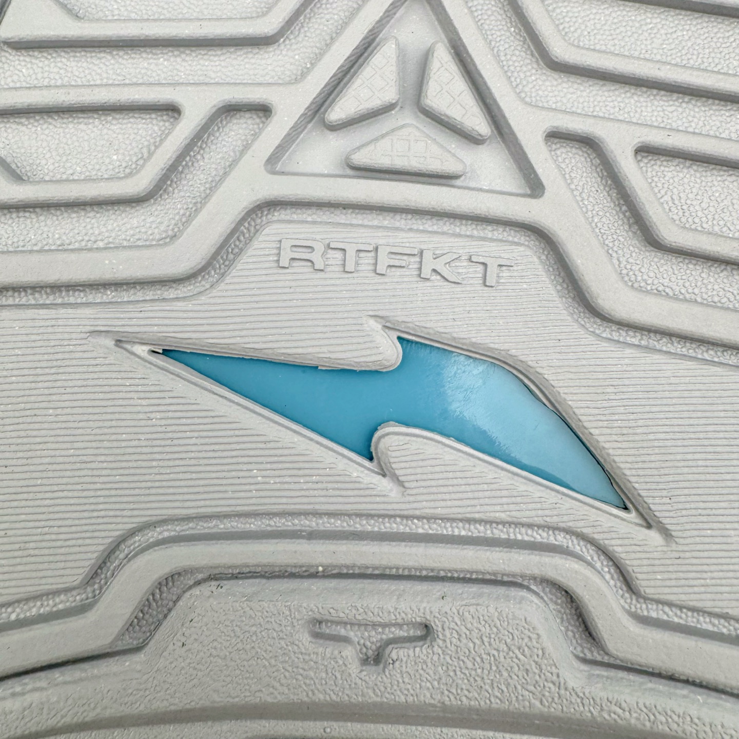 图片[21]-＃纯原 RTFKT Studios x NK Dunk Genesis Low 扣篮元宇宙系列经典低帮休闲运动滑板板鞋 HF0438-001 重金开发 百万磨具加持 原盒原配金属配件 侧拉抽屉盒 虚拟数字时尚单位 RTFKT Studios 在 2021 年被 Nike 收购后，人气可谓迅速攀升，现在堪称元宇宙领域的顶流。并且与包括村上隆在内的多个艺术家联名，推出了超多联名配色，就连 Nike 创始人菲尔·奈特都亲自尝试体验。近期，RTFKT Studios 与 Nike 再次推出了全新配色鞋款，并且将在潮流集会 ComplexCon 上独家登场。第一双以浅灰色为主调，依旧保留了 RTFKT 经典的科幻属性，虽然配色简单，但却依然吸睛。当然，按照官方拆解来看，鞋舌上的鞋带扣可以进行拆卸，使鞋款更为简约。值得一提的是，中底还搭载着 Air Zoom 气垫，提供优秀的脚感表现。另一双则以黑色、紫色组成，对比上一双而言会更加酷炫，同时也更具未来感。鞋面从细节图上看，貌似是使用了类似 PVC 质感的皮革面料，质感表现不必担心。尺码：40 40.5 41 42 42.5 43 44 44.5 45-选品中心