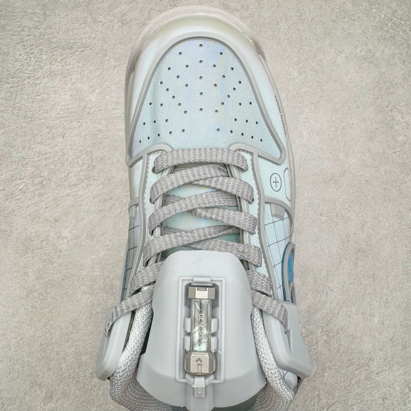 图片[4]-＃纯原 RTFKT Studios x NK Dunk Genesis Low 扣篮元宇宙系列经典低帮休闲运动滑板板鞋 HF0438-001 重金开发 百万磨具加持 原盒原配金属配件 侧拉抽屉盒 虚拟数字时尚单位 RTFKT Studios 在 2021 年被 Nike 收购后，人气可谓迅速攀升，现在堪称元宇宙领域的顶流。并且与包括村上隆在内的多个艺术家联名，推出了超多联名配色，就连 Nike 创始人菲尔·奈特都亲自尝试体验。近期，RTFKT Studios 与 Nike 再次推出了全新配色鞋款，并且将在潮流集会 ComplexCon 上独家登场。第一双以浅灰色为主调，依旧保留了 RTFKT 经典的科幻属性，虽然配色简单，但却依然吸睛。当然，按照官方拆解来看，鞋舌上的鞋带扣可以进行拆卸，使鞋款更为简约。值得一提的是，中底还搭载着 Air Zoom 气垫，提供优秀的脚感表现。另一双则以黑色、紫色组成，对比上一双而言会更加酷炫，同时也更具未来感。鞋面从细节图上看，貌似是使用了类似 PVC 质感的皮革面料，质感表现不必担心。尺码：40 40.5 41 42 42.5 43 44 44.5 45-选品中心