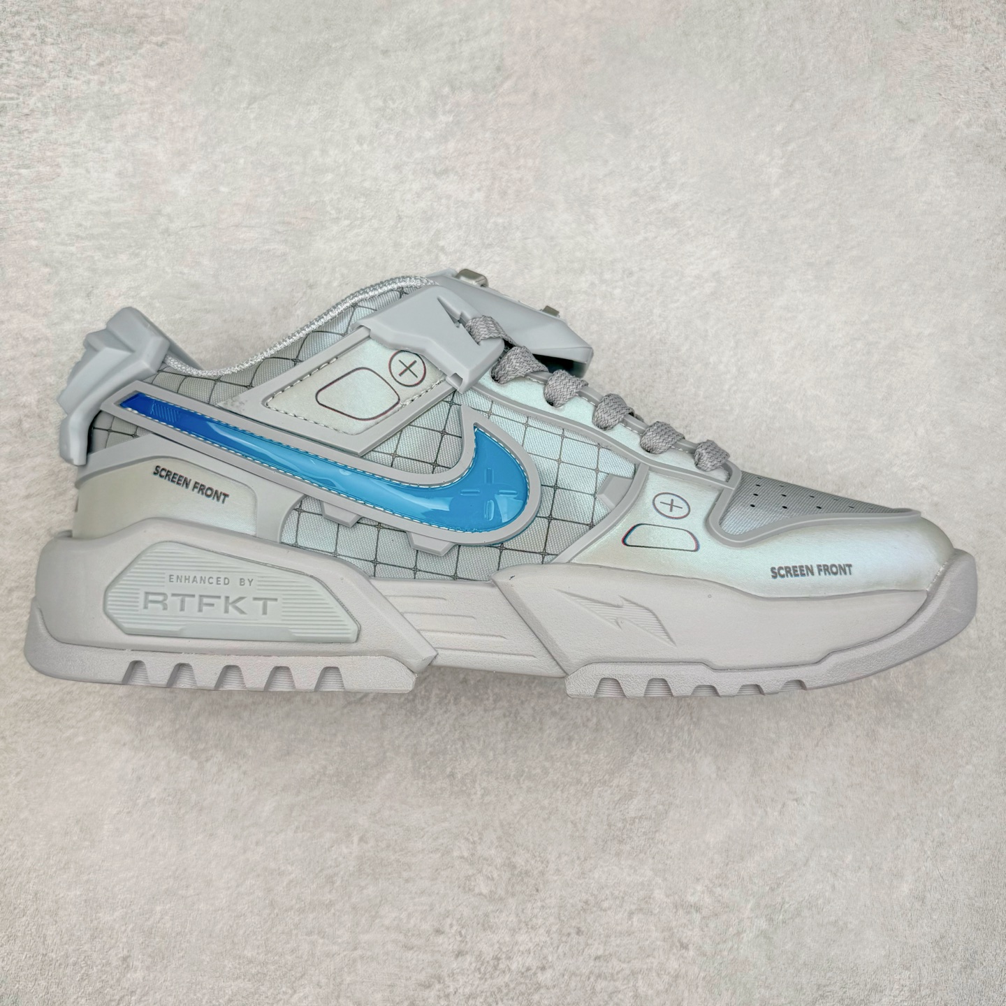 ＃纯原 RTFKT Studios x NK Dunk Genesis Low 扣篮元宇宙系列经典低帮休闲运动滑板板鞋 HF0438-001 重金开发 百万磨具加持 原盒原配金属配件 侧拉抽屉盒 虚拟数字时尚单位 RTFKT Studios 在 2021 年被 Nike 收购后，人气可谓迅速攀升，现在堪称元宇宙领域的顶流。并且与包括村上隆在内的多个艺术家联名，推出了超多联名配色，就连 Nike 创始人菲尔·奈特都亲自尝试体验。近期，RTFKT Studios 与 Nike 再次推出了全新配色鞋款，并且将在潮流集会 ComplexCon 上独家登场。第一双以浅灰色为主调，依旧保留了 RTFKT 经典的科幻属性，虽然配色简单，但却依然吸睛。当然，按照官方拆解来看，鞋舌上的鞋带扣可以进行拆卸，使鞋款更为简约。值得一提的是，中底还搭载着 Air Zoom 气垫，提供优秀的脚感表现。另一双则以黑色、紫色组成，对比上一双而言会更加酷炫，同时也更具未来感。鞋面从细节图上看，貌似是使用了类似 PVC 质感的皮革面料，质感表现不必担心。尺码：40 40.5 41 42 42.5 43 44 44.5 45-选品中心