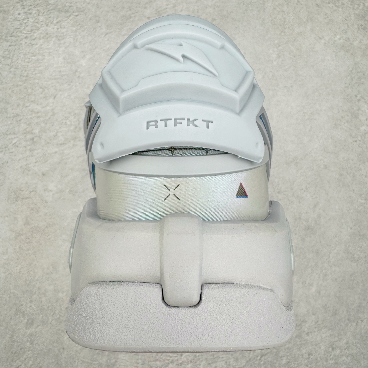 图片[8]-＃纯原 RTFKT Studios x NK Dunk Genesis Low 扣篮元宇宙系列经典低帮休闲运动滑板板鞋 HF0438-001 重金开发 百万磨具加持 原盒原配金属配件 侧拉抽屉盒 虚拟数字时尚单位 RTFKT Studios 在 2021 年被 Nike 收购后，人气可谓迅速攀升，现在堪称元宇宙领域的顶流。并且与包括村上隆在内的多个艺术家联名，推出了超多联名配色，就连 Nike 创始人菲尔·奈特都亲自尝试体验。近期，RTFKT Studios 与 Nike 再次推出了全新配色鞋款，并且将在潮流集会 ComplexCon 上独家登场。第一双以浅灰色为主调，依旧保留了 RTFKT 经典的科幻属性，虽然配色简单，但却依然吸睛。当然，按照官方拆解来看，鞋舌上的鞋带扣可以进行拆卸，使鞋款更为简约。值得一提的是，中底还搭载着 Air Zoom 气垫，提供优秀的脚感表现。另一双则以黑色、紫色组成，对比上一双而言会更加酷炫，同时也更具未来感。鞋面从细节图上看，貌似是使用了类似 PVC 质感的皮革面料，质感表现不必担心。尺码：40 40.5 41 42 42.5 43 44 44.5 45-选品中心