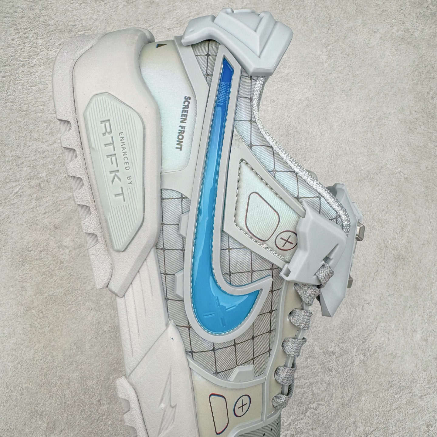 图片[6]-＃纯原 RTFKT Studios x NK Dunk Genesis Low 扣篮元宇宙系列经典低帮休闲运动滑板板鞋 HF0438-001 重金开发 百万磨具加持 原盒原配金属配件 侧拉抽屉盒 虚拟数字时尚单位 RTFKT Studios 在 2021 年被 Nike 收购后，人气可谓迅速攀升，现在堪称元宇宙领域的顶流。并且与包括村上隆在内的多个艺术家联名，推出了超多联名配色，就连 Nike 创始人菲尔·奈特都亲自尝试体验。近期，RTFKT Studios 与 Nike 再次推出了全新配色鞋款，并且将在潮流集会 ComplexCon 上独家登场。第一双以浅灰色为主调，依旧保留了 RTFKT 经典的科幻属性，虽然配色简单，但却依然吸睛。当然，按照官方拆解来看，鞋舌上的鞋带扣可以进行拆卸，使鞋款更为简约。值得一提的是，中底还搭载着 Air Zoom 气垫，提供优秀的脚感表现。另一双则以黑色、紫色组成，对比上一双而言会更加酷炫，同时也更具未来感。鞋面从细节图上看，貌似是使用了类似 PVC 质感的皮革面料，质感表现不必担心。尺码：40 40.5 41 42 42.5 43 44 44.5 45-选品中心