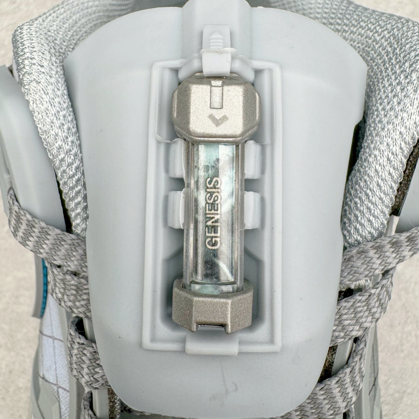 图片[15]-＃纯原 RTFKT Studios x NK Dunk Genesis Low 扣篮元宇宙系列经典低帮休闲运动滑板板鞋 HF0438-001 重金开发 百万磨具加持 原盒原配金属配件 侧拉抽屉盒 虚拟数字时尚单位 RTFKT Studios 在 2021 年被 Nike 收购后，人气可谓迅速攀升，现在堪称元宇宙领域的顶流。并且与包括村上隆在内的多个艺术家联名，推出了超多联名配色，就连 Nike 创始人菲尔·奈特都亲自尝试体验。近期，RTFKT Studios 与 Nike 再次推出了全新配色鞋款，并且将在潮流集会 ComplexCon 上独家登场。第一双以浅灰色为主调，依旧保留了 RTFKT 经典的科幻属性，虽然配色简单，但却依然吸睛。当然，按照官方拆解来看，鞋舌上的鞋带扣可以进行拆卸，使鞋款更为简约。值得一提的是，中底还搭载着 Air Zoom 气垫，提供优秀的脚感表现。另一双则以黑色、紫色组成，对比上一双而言会更加酷炫，同时也更具未来感。鞋面从细节图上看，貌似是使用了类似 PVC 质感的皮革面料，质感表现不必担心。尺码：40 40.5 41 42 42.5 43 44 44.5 45-选品中心