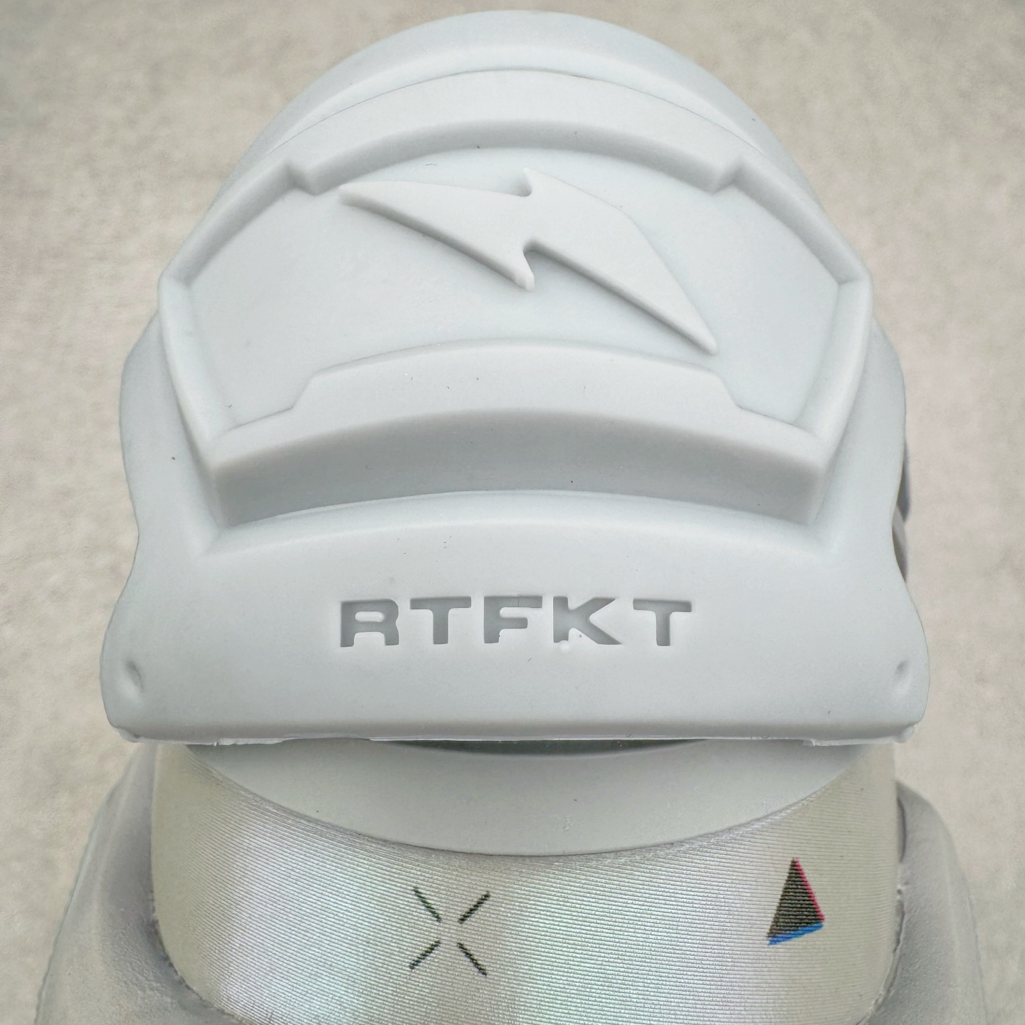 图片[17]-＃纯原 RTFKT Studios x NK Dunk Genesis Low 扣篮元宇宙系列经典低帮休闲运动滑板板鞋 HF0438-001 重金开发 百万磨具加持 原盒原配金属配件 侧拉抽屉盒 虚拟数字时尚单位 RTFKT Studios 在 2021 年被 Nike 收购后，人气可谓迅速攀升，现在堪称元宇宙领域的顶流。并且与包括村上隆在内的多个艺术家联名，推出了超多联名配色，就连 Nike 创始人菲尔·奈特都亲自尝试体验。近期，RTFKT Studios 与 Nike 再次推出了全新配色鞋款，并且将在潮流集会 ComplexCon 上独家登场。第一双以浅灰色为主调，依旧保留了 RTFKT 经典的科幻属性，虽然配色简单，但却依然吸睛。当然，按照官方拆解来看，鞋舌上的鞋带扣可以进行拆卸，使鞋款更为简约。值得一提的是，中底还搭载着 Air Zoom 气垫，提供优秀的脚感表现。另一双则以黑色、紫色组成，对比上一双而言会更加酷炫，同时也更具未来感。鞋面从细节图上看，貌似是使用了类似 PVC 质感的皮革面料，质感表现不必担心。尺码：40 40.5 41 42 42.5 43 44 44.5 45-选品中心