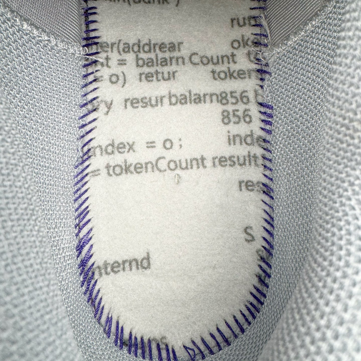 图片[10]-＃纯原 RTFKT Studios x NK Dunk Genesis Low 扣篮元宇宙系列经典低帮休闲运动滑板板鞋 HF0438-001 重金开发 百万磨具加持 原盒原配金属配件 侧拉抽屉盒 虚拟数字时尚单位 RTFKT Studios 在 2021 年被 Nike 收购后，人气可谓迅速攀升，现在堪称元宇宙领域的顶流。并且与包括村上隆在内的多个艺术家联名，推出了超多联名配色，就连 Nike 创始人菲尔·奈特都亲自尝试体验。近期，RTFKT Studios 与 Nike 再次推出了全新配色鞋款，并且将在潮流集会 ComplexCon 上独家登场。第一双以浅灰色为主调，依旧保留了 RTFKT 经典的科幻属性，虽然配色简单，但却依然吸睛。当然，按照官方拆解来看，鞋舌上的鞋带扣可以进行拆卸，使鞋款更为简约。值得一提的是，中底还搭载着 Air Zoom 气垫，提供优秀的脚感表现。另一双则以黑色、紫色组成，对比上一双而言会更加酷炫，同时也更具未来感。鞋面从细节图上看，貌似是使用了类似 PVC 质感的皮革面料，质感表现不必担心。尺码：40 40.5 41 42 42.5 43 44 44.5 45-选品中心