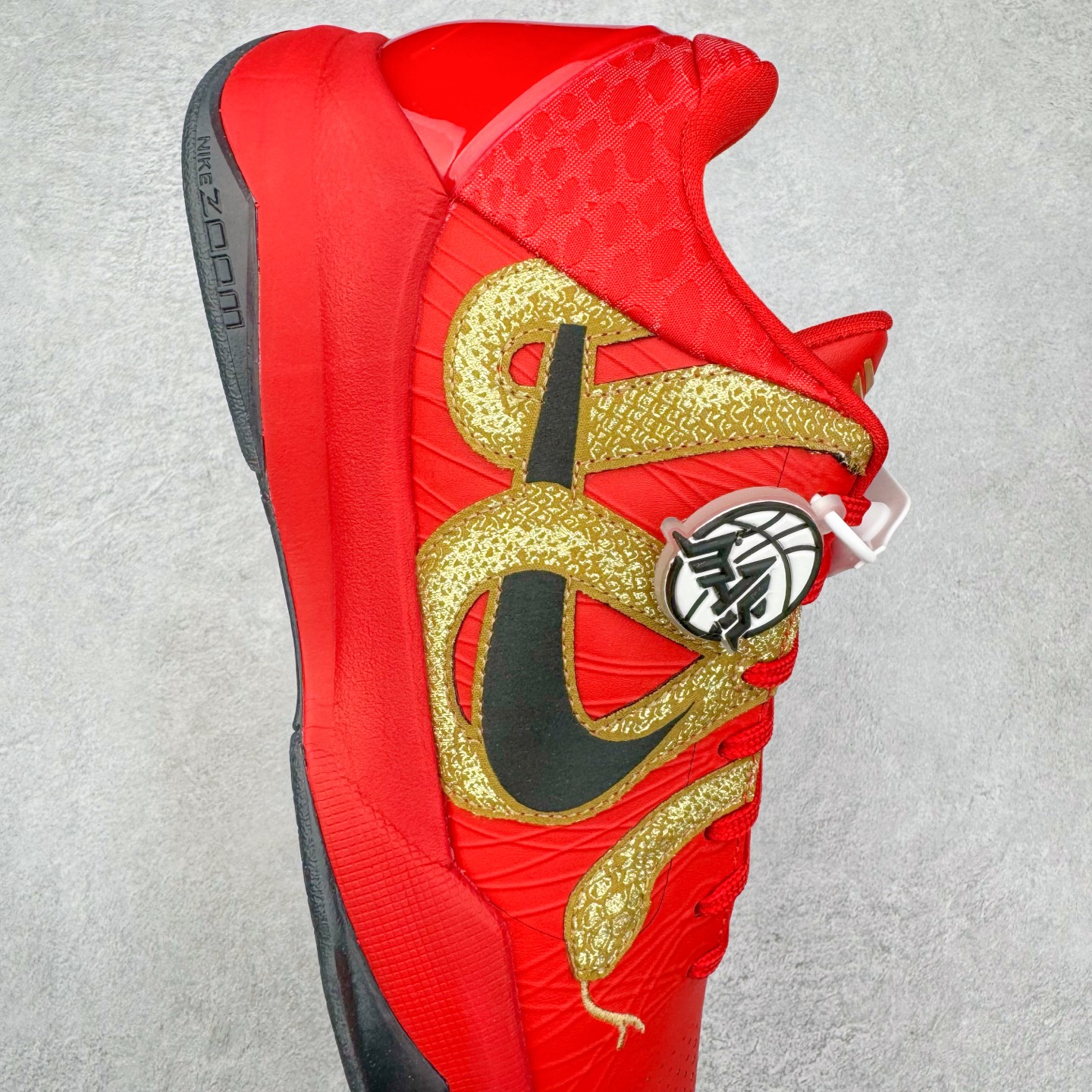 图片[6]-＃灭世/Max NK Kobe 5 Protro\\\”Year of the Mamba\\\” 科比五代 蛇年 大红 HF5182-600 灭世海外球员版 搭载最高工艺标准 版型 外观 细节 用料 不同于市场主流货品 拒绝杀猪套牌纯原套路 欢迎对比品鉴 外观升级点：鞋头冲孔 后跟海绵填充 飞线质感 碳板纹理 纸板对位 悉数升级对标ZP 用料升级点：前掌气垫➕后掌马蹄zoom（增配）澎湃脚感 完美解决正品后掌泡棉衰减问题 版型尺码升级：海外球员版 前掌包裹提升 尺码增加US13 47.5码 适配 职业球员 灭世纯原海外球员版『质 价 比』拉满 拳打杀猪纯原 脚踢一眼假通货 高端外贸渠道口碑爆炸 尺码：39 40 40.5 41 42 42.5 43 44 44.5 45 46 47.5-选品中心