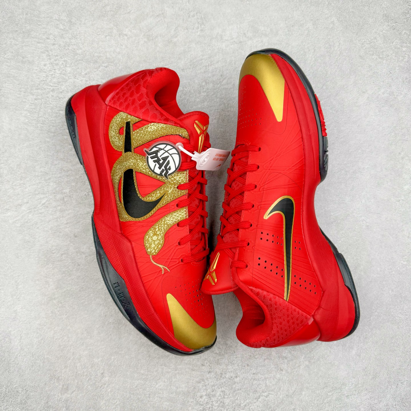 图片[3]-＃灭世/Max NK Kobe 5 Protro\\\”Year of the Mamba\\\” 科比五代 蛇年 大红 HF5182-600 灭世海外球员版 搭载最高工艺标准 版型 外观 细节 用料 不同于市场主流货品 拒绝杀猪套牌纯原套路 欢迎对比品鉴 外观升级点：鞋头冲孔 后跟海绵填充 飞线质感 碳板纹理 纸板对位 悉数升级对标ZP 用料升级点：前掌气垫➕后掌马蹄zoom（增配）澎湃脚感 完美解决正品后掌泡棉衰减问题 版型尺码升级：海外球员版 前掌包裹提升 尺码增加US13 47.5码 适配 职业球员 灭世纯原海外球员版『质 价 比』拉满 拳打杀猪纯原 脚踢一眼假通货 高端外贸渠道口碑爆炸 尺码：39 40 40.5 41 42 42.5 43 44 44.5 45 46 47.5-选品中心