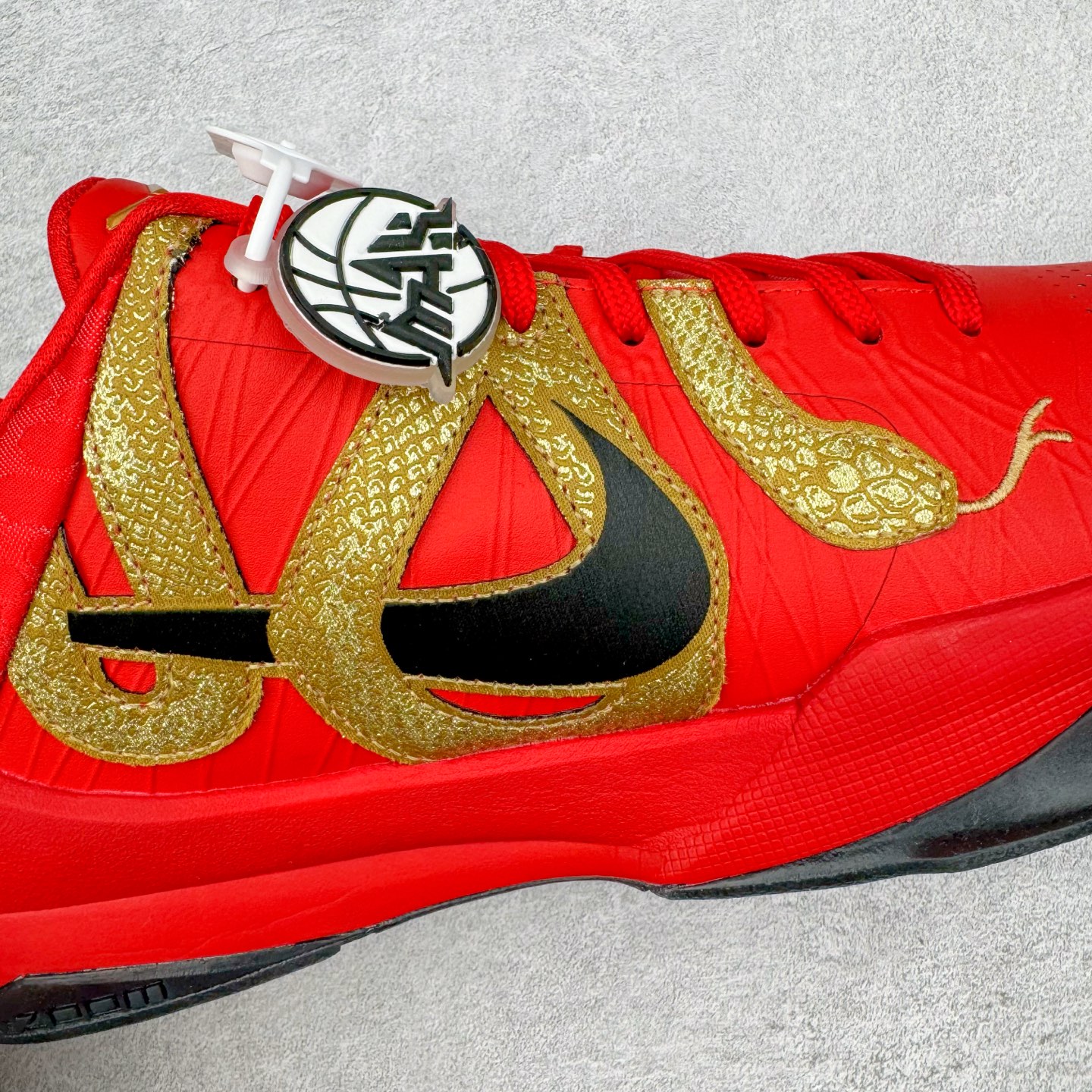 图片[21]-＃灭世/Max NK Kobe 5 Protro\\\”Year of the Mamba\\\” 科比五代 蛇年 大红 HF5182-600 灭世海外球员版 搭载最高工艺标准 版型 外观 细节 用料 不同于市场主流货品 拒绝杀猪套牌纯原套路 欢迎对比品鉴 外观升级点：鞋头冲孔 后跟海绵填充 飞线质感 碳板纹理 纸板对位 悉数升级对标ZP 用料升级点：前掌气垫➕后掌马蹄zoom（增配）澎湃脚感 完美解决正品后掌泡棉衰减问题 版型尺码升级：海外球员版 前掌包裹提升 尺码增加US13 47.5码 适配 职业球员 灭世纯原海外球员版『质 价 比』拉满 拳打杀猪纯原 脚踢一眼假通货 高端外贸渠道口碑爆炸 尺码：39 40 40.5 41 42 42.5 43 44 44.5 45 46 47.5-选品中心